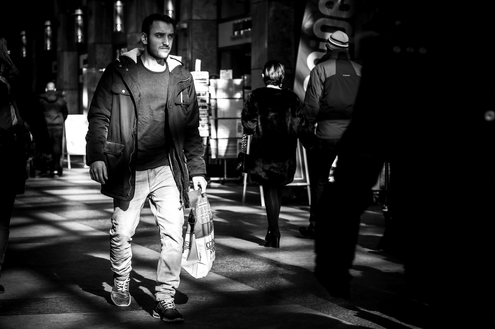 Černá bílá, ulice, lidé, chůze, nevrlý, čáry, stín