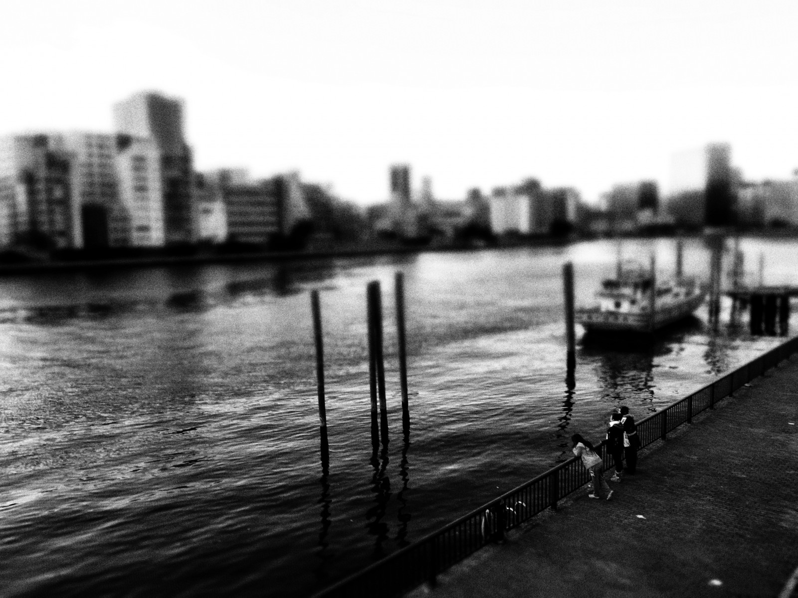 vand, sort og hvid, vandveje, monokrom fotografering, himmel, fotografering, monokrom, flod, skyline, afspejling, dok, bybilledet, kanal, by, horisont, hav, båd