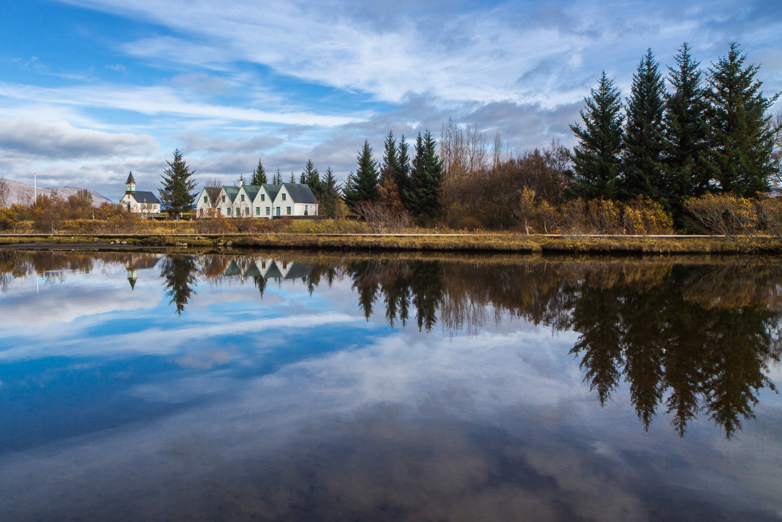 krajina, jezero, voda, Příroda, odraz, nebe, modrý, ráno, řeka, divočina, rybník, Island, 2013, Thingvellir, mokřadní, mrak, strom, podzim, hora, sezóna, Zeiss, národní park, 21mm, nádrž, canoneos5dmarkii, distagont2821, jezero, atmosférický jev, dřevina, říjen, haust, ingvellir, j gar ur, ingvallakirkja