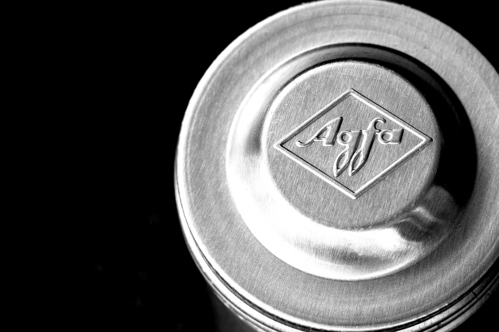 macromondays, madeofmetalformacromondays, madeofmetal, 69rarefor117in2017, 117in2017, 117picturesin2017, Sjælden, filmhylster, agfafilmcanister, dåse, metalcanister, makro, makro, makrofotografi, aluminium, aluminium, sort, blackbackground, sølv, silvercoloured, sort og hvid, skinnende, lyse, indendørs, indendørs, Inde, flowrwolf