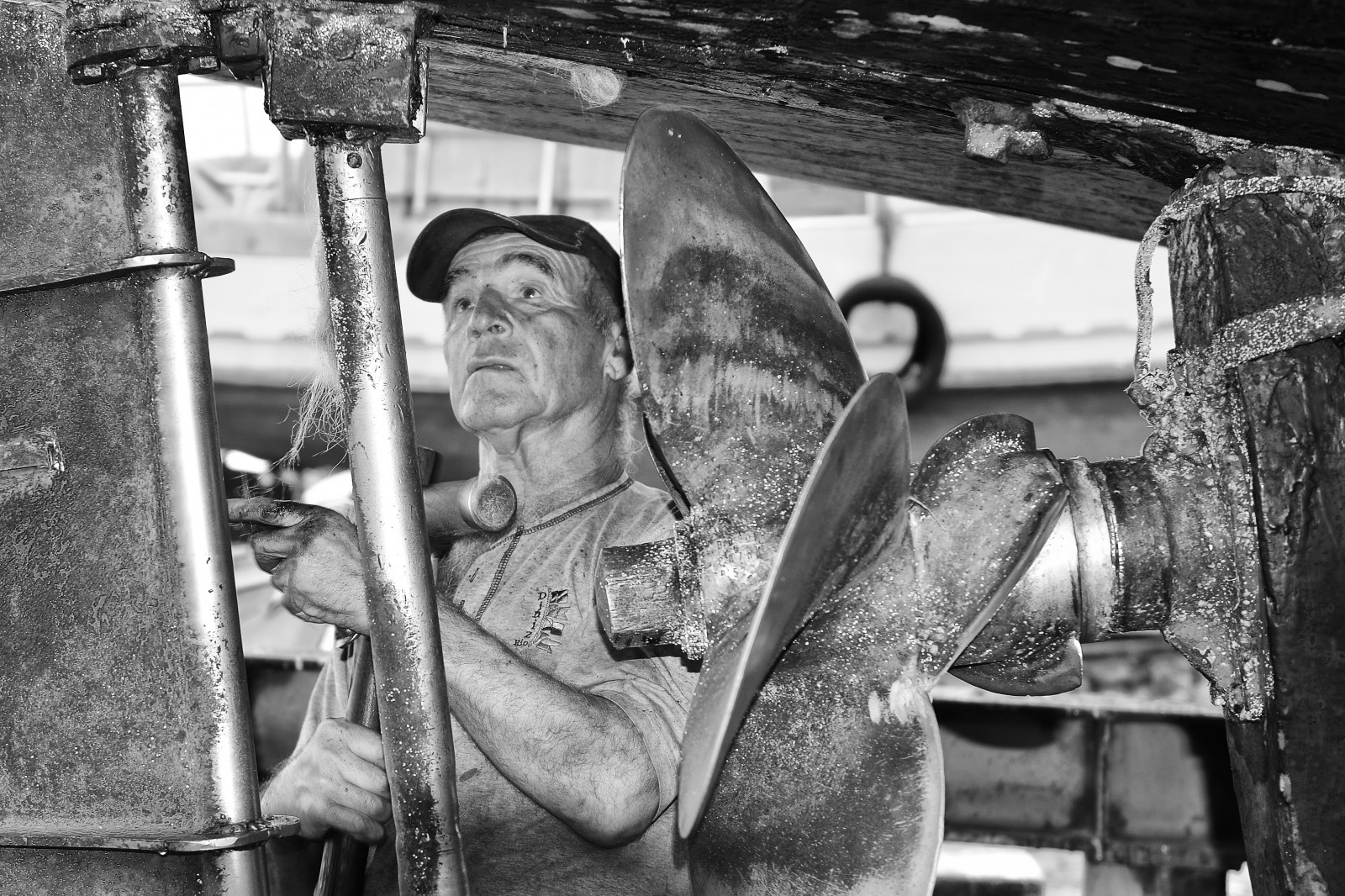 bílý, Černá, loď, černobílý, portrét, fotografování, kov, vrtule, dok, Pracovní, práce, rybolov, Portugalsko, Flotila, řemeslo, suchý, tělesné, muž, dřevěný, materiál, podpěra, mužský, lodičky, opravit, monotónní, Černý a bílý, monochromatické fotografování, setubal, podložka, nr, údržba, kormidlo, umělec, těsnění, dělník, utěsnit