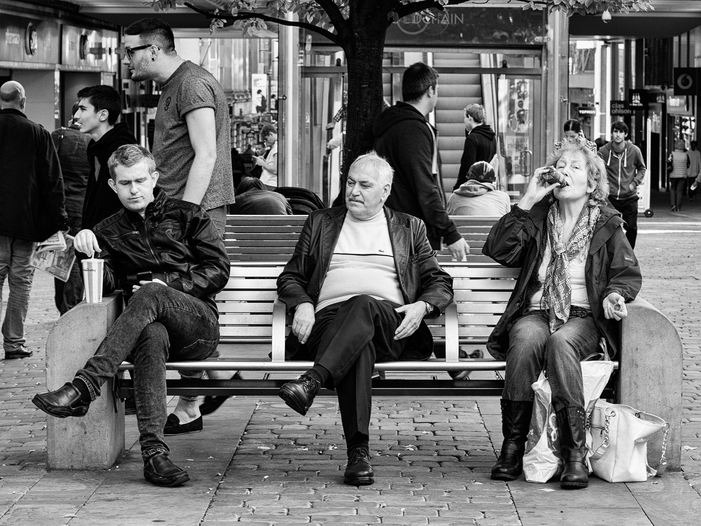 lidé, bílý, Černá, černobílý, město, ulice, městský, sedící, silnice, fotografování, napít se, lavice, mobilní telefon, Spojené království, Taška, infrastruktura, pěší, Černý a bílý, muž, žena, psaní, fotografie, streetphotography, dav, upřímný, momentka, lunaphoto, urbanarte, oční kontakt, Manchester, Spojené království, M43, microfourthirds, olympusomdem5, mobilní telefon, niksilverefex, Černý a bílý, monochromatické fotografování, lidských pozice, nonbuilding struktura, fragmentsoftime, listování
