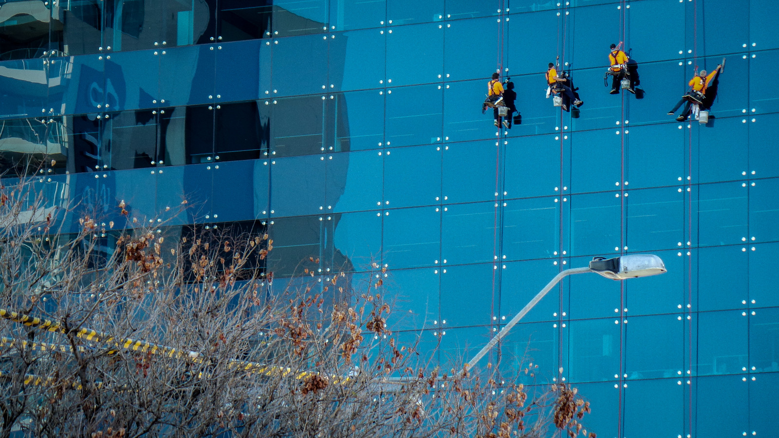 обои : Синий, Деревьями, Зима, небо, оранжевый, Черный, здание, окно ...