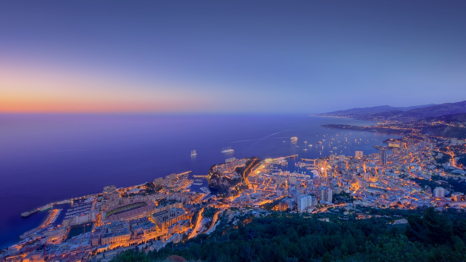 barco, puesta de sol, mar, Paisaje urbano, cielo, amanecer, noche, Mañana, costa, horizonte, panorama, oscuridad, Mónaco, nube, montaña, amanecer, 2560x1440 px, Formaciones montañosas, Forma de relieve, fotografía aérea, cordillera