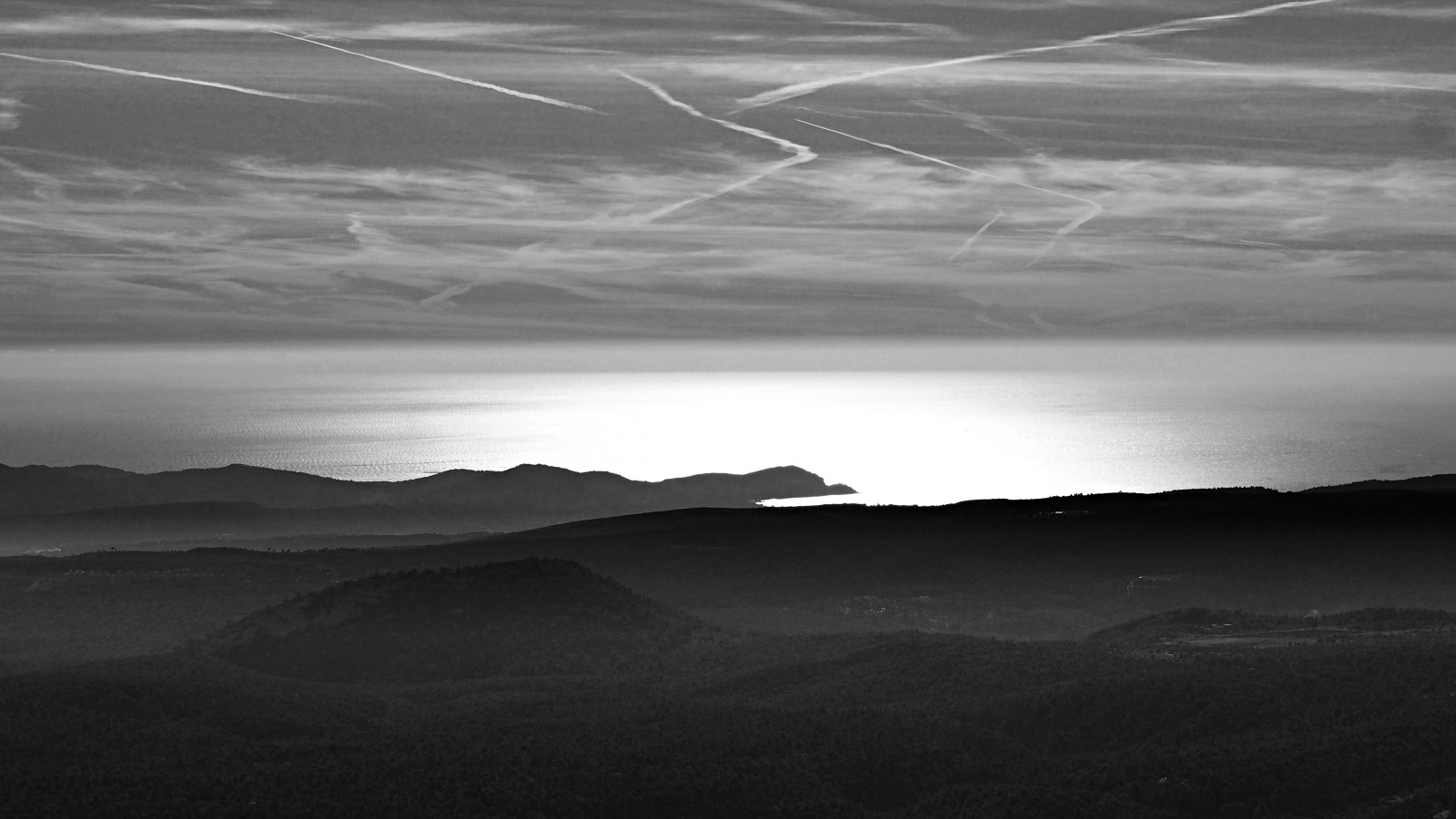landskab, sort, monokrom, bakke, himmel, fotografering, skyer, solopgang, berolige, aften, morgen, horisont, atmosfære, skumring, noir, paysage, Provence, Marseille, lys, dramatisk, Sky, bjerg, daggry, mørke, mer, ciel, nuages, blanc, almindeligt, et, exterieur, highland, computer tapet, atmosfære af jord, sort og hvid, monokrom fotografering, meteorologisk fænomen, fænomen, økoregion, Mediterranee, stock photography