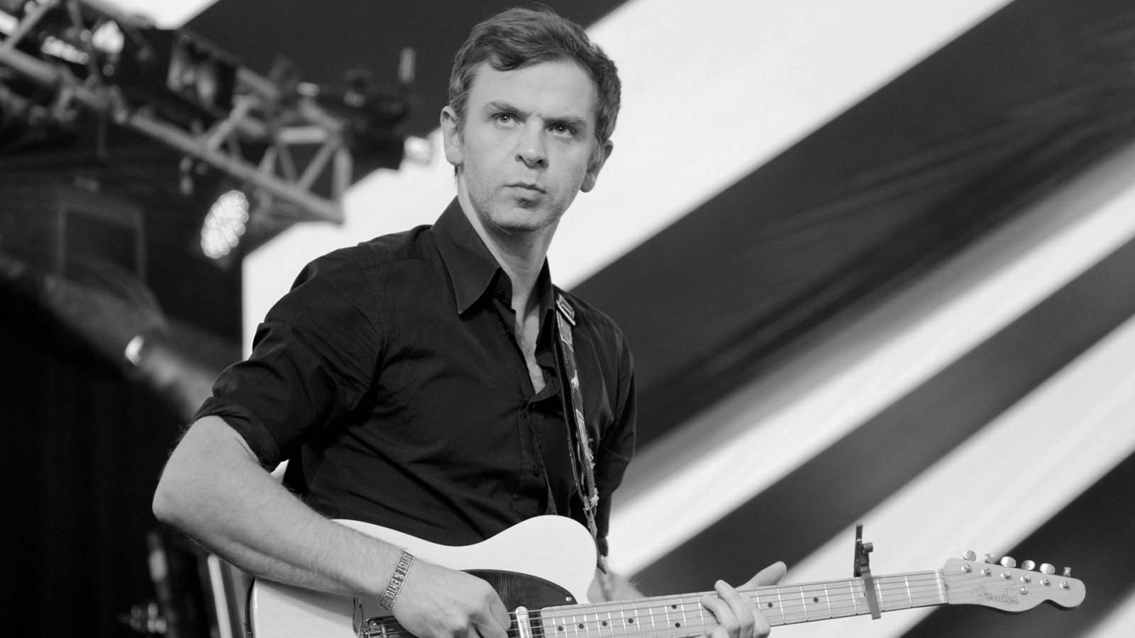 tvář, černobílý, kytara, hudební nástroj, fotografování, hudba, zpěvák, Gentleman, hudebník, mikrofon, hudební umělec, Zvuk, kytarista, elektrická kytara, pop music, zpěv, scéna, dívej se, představení, Černý a bílý, drnkací nástroj, strunný nástroj, profese, basista, písničkář, baskytara, hudební skladatel, jazzový kytarista, Třešňový duch, musical instrument accessory, string instrument accessory, session musician, guitar accessory