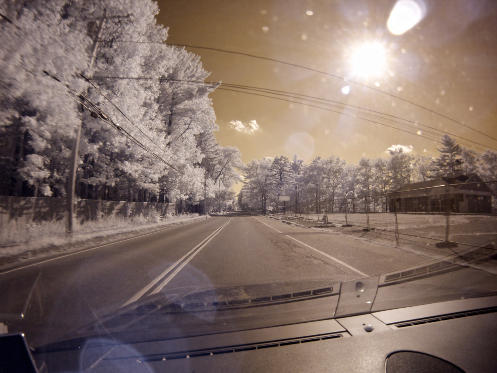 nebe, silnice, infrastruktura, zima, strom, urban area, ráno, světlo, pruh, atmosféra, slunečnímu záření, sníh, jev, večer, během dne, mrak, Dálnice, auto, zmrazení, rostlina, pouliční osvětlení, povrch vozovky, krajina