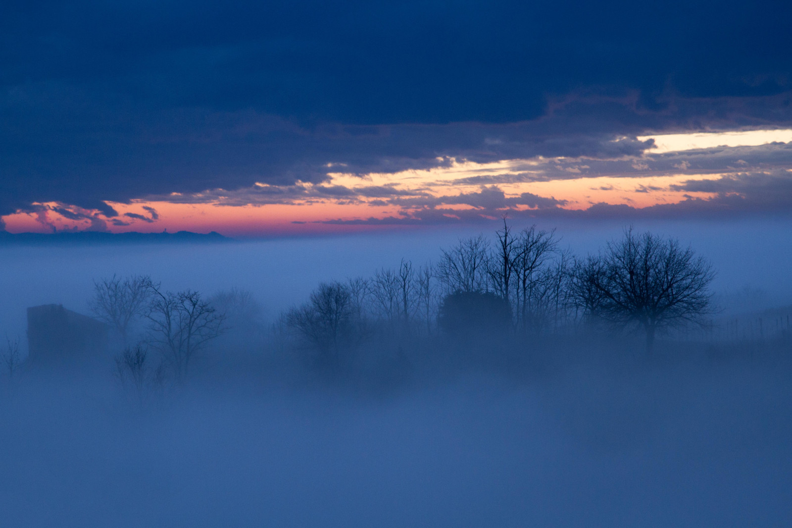 slunečnímu záření, stromy, západ slunce, kopec, odraz, nebe, sníh, zima, mraky, svítání, modrý, večer, ráno, horizont, atmosféra, soumrak, zmrazení, mlhavý, Milano, Blu, Tramonto, mrak, mlha, hodina, hora, počasí, svítání, cielo, Antonio, mat56, Romei, collina, krajiny, Nebbia, Paesaggi, sera, alberi, nuvole, lombardia, Pianura, PADANA, Atmosfera, atmosférický jev, odlesk, meteorologický jev, ora, sancolombanoallambro