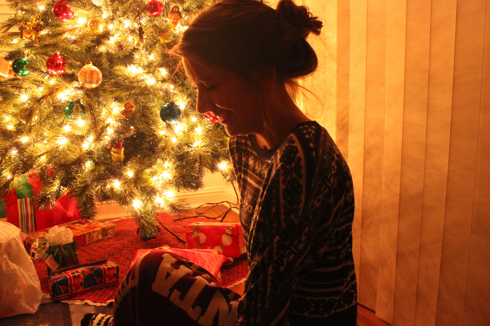 デスクトップ壁紙 自画像 女の子 ヘア ライト アリシア クリスマスツリー クリスマスのあかり 装飾品 プレゼント バン スウェットパンツ 11年 ソック 4752x3168 デスクトップ壁紙 Wallhere