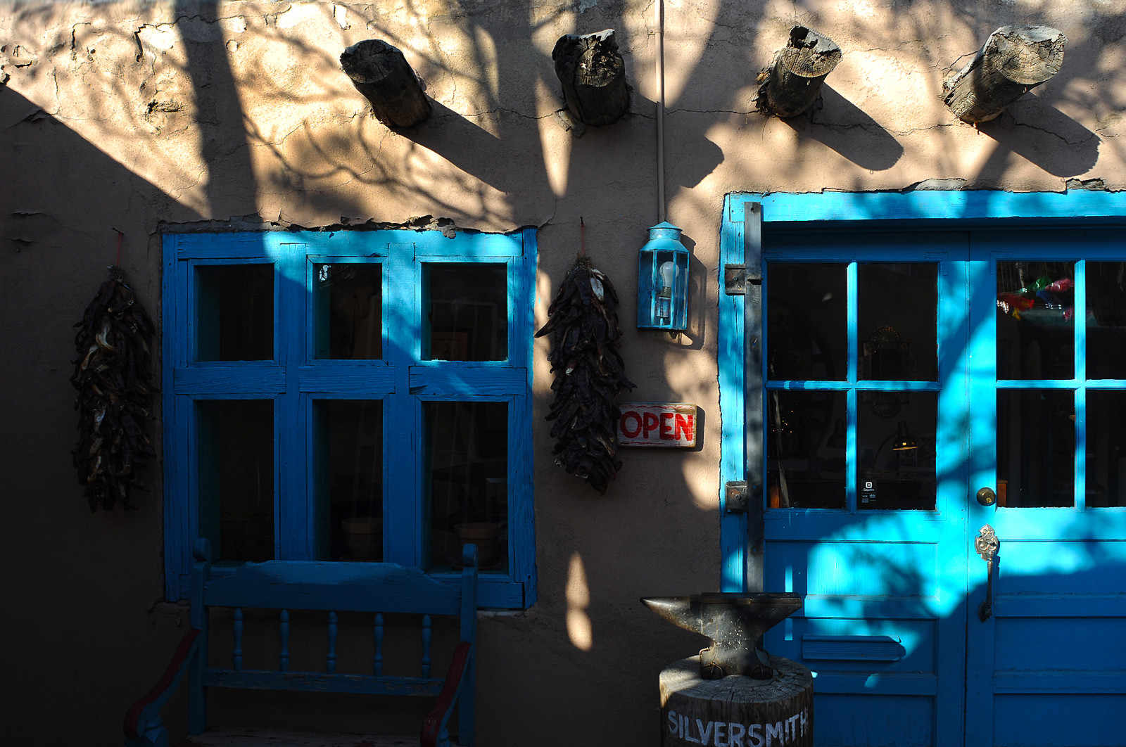 ประตู, newmexico, โคมไฟ, ร้านค้า, เงิน, ม้านั่ง, lightandshadows, เข้าสู่ระบบ, เงา, เปิด, เทอร์คอยส์, อัลเบอร์เคอร์กี, ทั่ง, Windo, ช่างเงิน, woodenbench, ร้านเครื่องประดับ, chiliristras