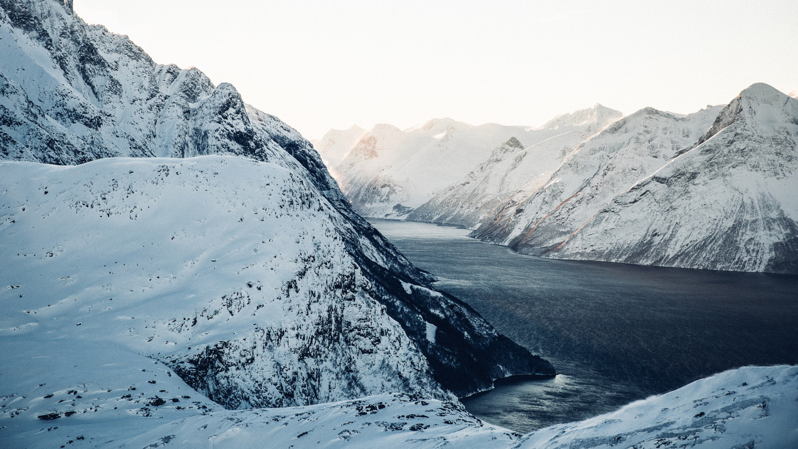 landskab, bjerge, vand, sne, vinter, is, Norge, flod, bjergpasset, Arctic, Alperne, topmøde, plateau, ryg, bjerg, vejr, sæson, piste, gletscher, bjergrige landskabsformer, landskabsform, geografisk funktion, geologisk fænomen, bjergkæde, moræne, iskold landskabsform, bjergbestigning, cirque, ski touring, ski bjergbestigning