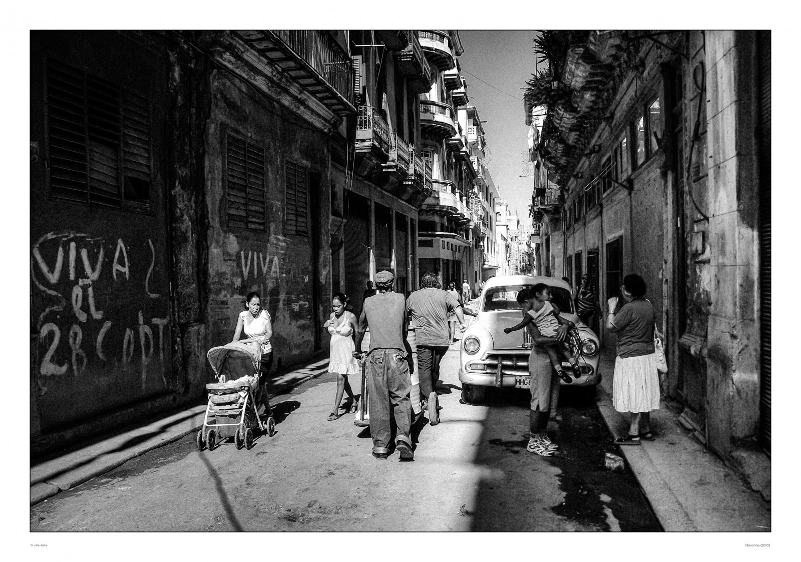 monokrom, gade, skygge, vej, fotografering, 2010, PENTAX, Havana, Cuba, infrastruktur, sort og hvid, bw, gyde, fotografi, streetphotography, billede, pentaxart, øjebliksbillede, sdcfoto, viva, sort og hvid, monokrom fotografering, film noir