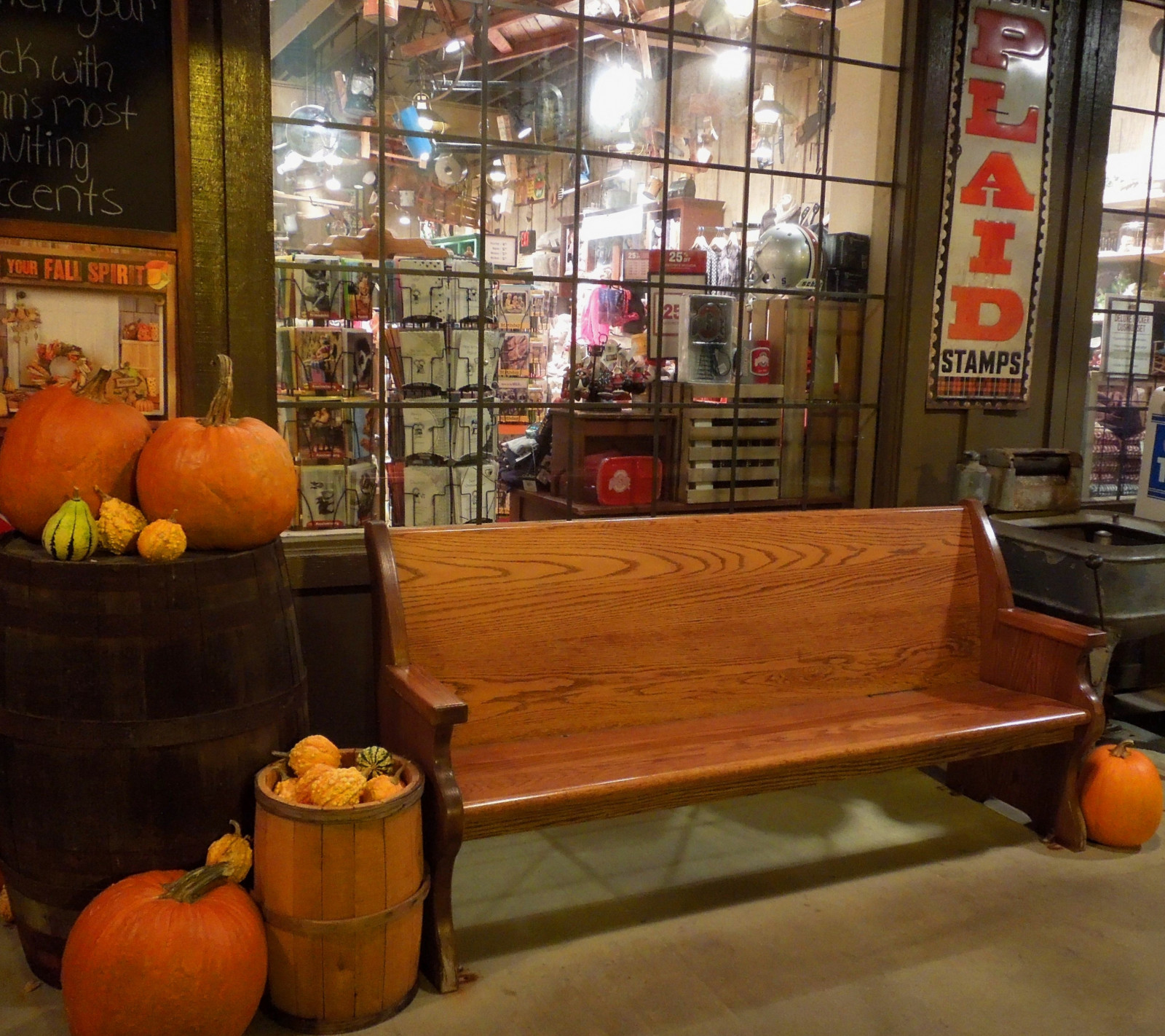 Beleuchtung, Tabelle, Schild, Bank, Innenarchitektur, November, Waren, Ohio, Fass, 2014, Herbst, Schatten, Fenster, Kürbisse, Storefront, Möbel, Portagecountyohio, Rootstownohio, Happybenchmonday, Bank, Kirchengemeinde, Oldcountrystore, Crackerbarrelrestaurant, Plaidstamps