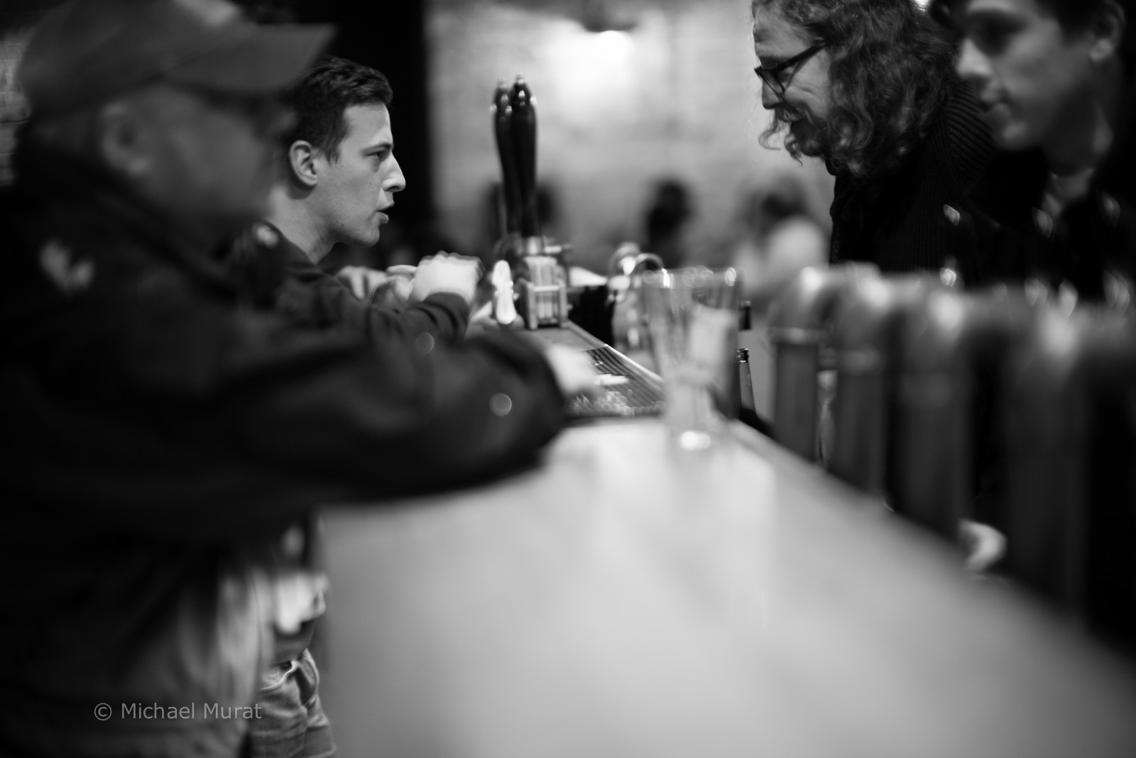 hvid, sort, monokrom, fotografering, øl, bar, Polen, Warszawa, Person, Leica, M240, sort og hvid, 50mm, bw, fotografi, mørke, streetphotography, sort og hvid, monokrom fotografering, film noir, warszawa, noctilux, silverefexpro, leicanoctiluxm50mmf095asph, jabeerwocky, piwo