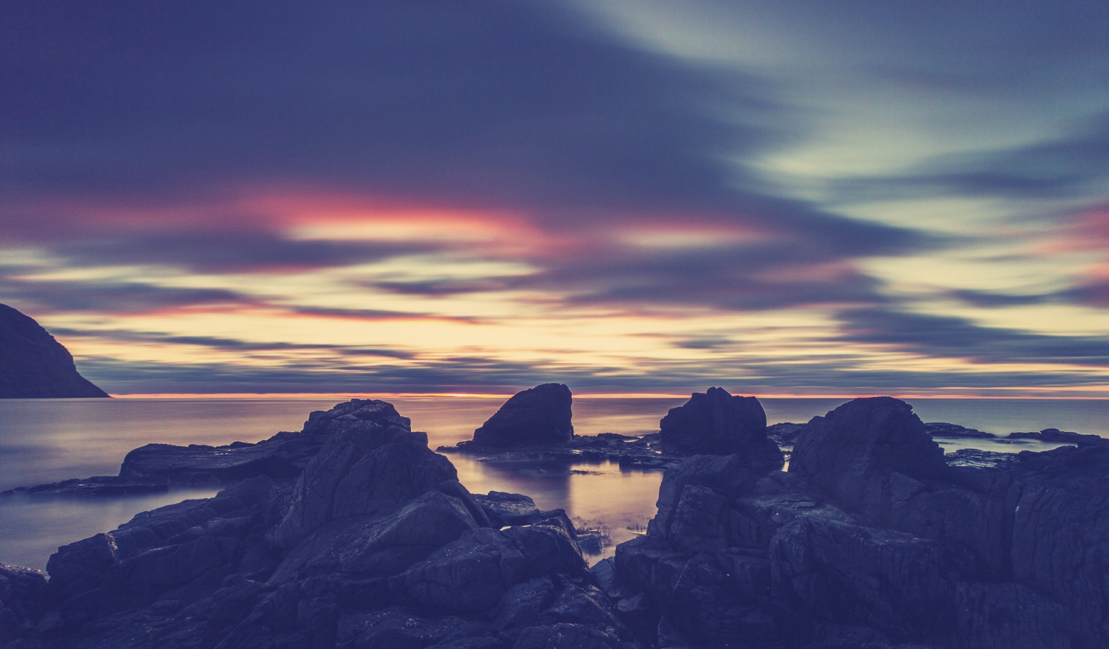 sollys, solnedgang, hav, natur, afspejling, himmel, skyer, solopgang, aften, morgen, kyst, horisont, skumring, Sky, bjerg, daggry, atmosfærisk fænomen, efterglød, bjergrige landskabsformer, bjergkæde, meteorologisk fænomen