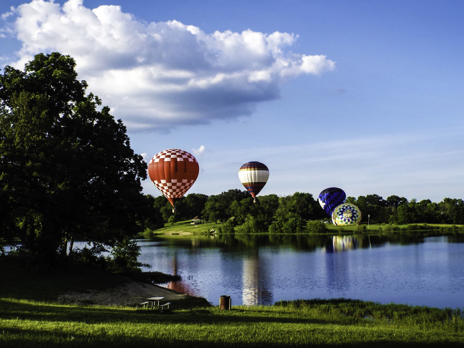 จอด, สีน้ำเงิน, ต้นไม้, สีเขียว, น้ำ, เมฆ, การสะท้อน, ม้านั่ง, มีสีสัน, Kentucky, หลุยส์วิลล์, ลูกโป่งร้อน