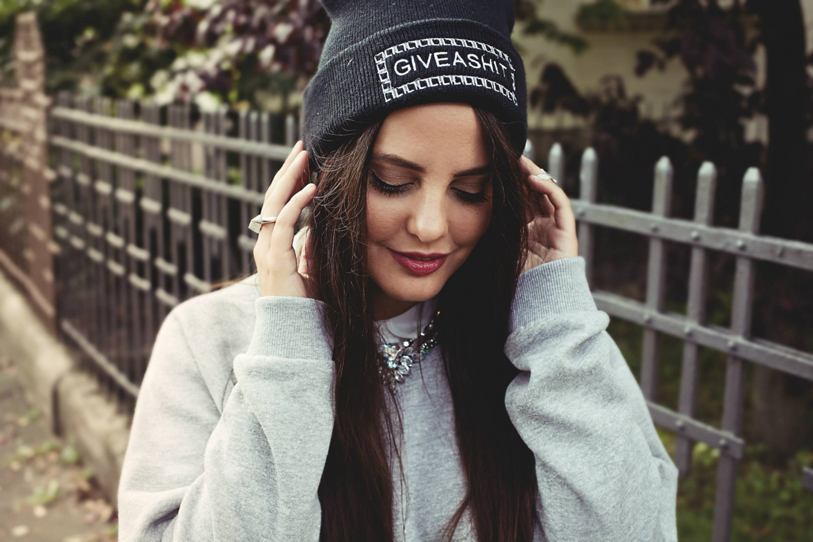 ženy venku, ženy, model, bruneta, čepice, ruce na hlavu, móda, čepičku, oblečení, víčko, textil, 2048x1366 px, portrétní fotografie, focení, módní doplněk, svrchní oděvy