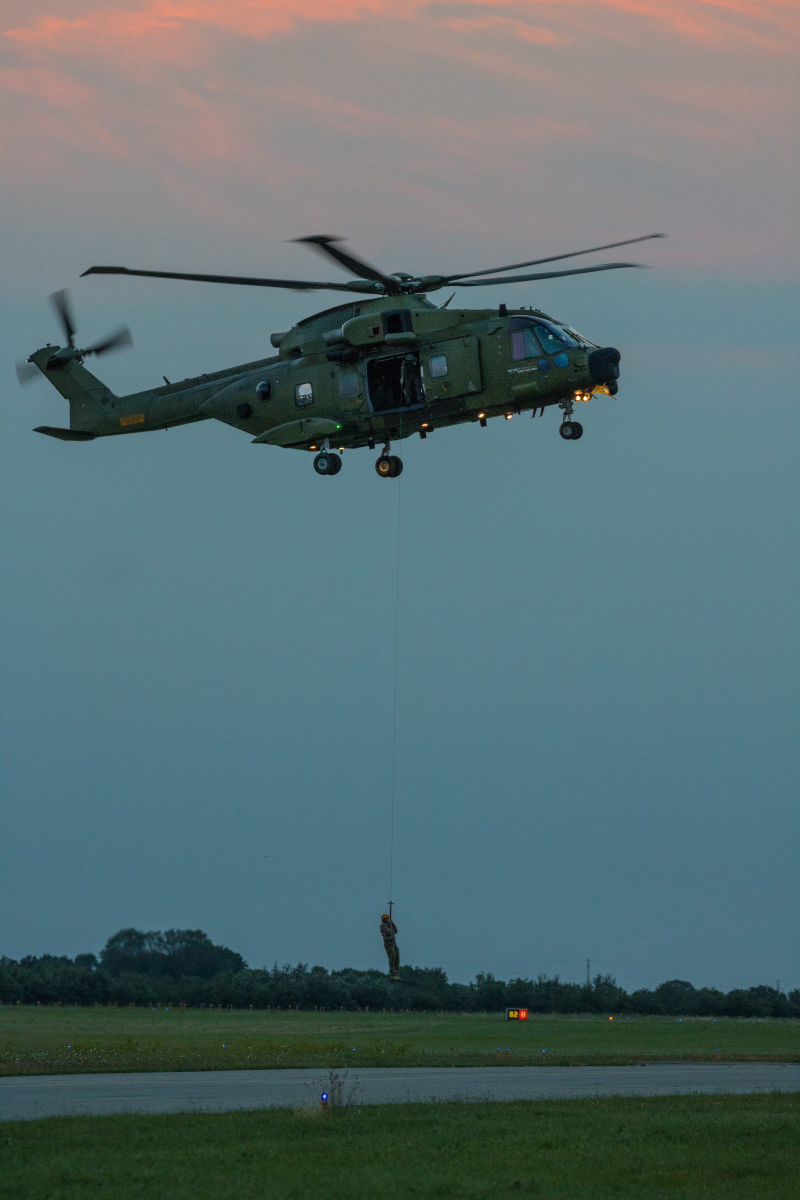 vozidlo, letadlo, vrtulník, plán, Dánsko, letectvo, Soumrak, Roskilde, Let, skymning, Danmark, flygplan, letadlo, Airshow, letectví, flyg, roskildeairshow, roskildeflygplats, flyguppvisning, detdanskeforsvareh101redningshelikopter, helikoptéra, vrtulník, helicuopter, Atmosféra Země, rotorcraft, vojenský vrtulník, Černý jestřáb