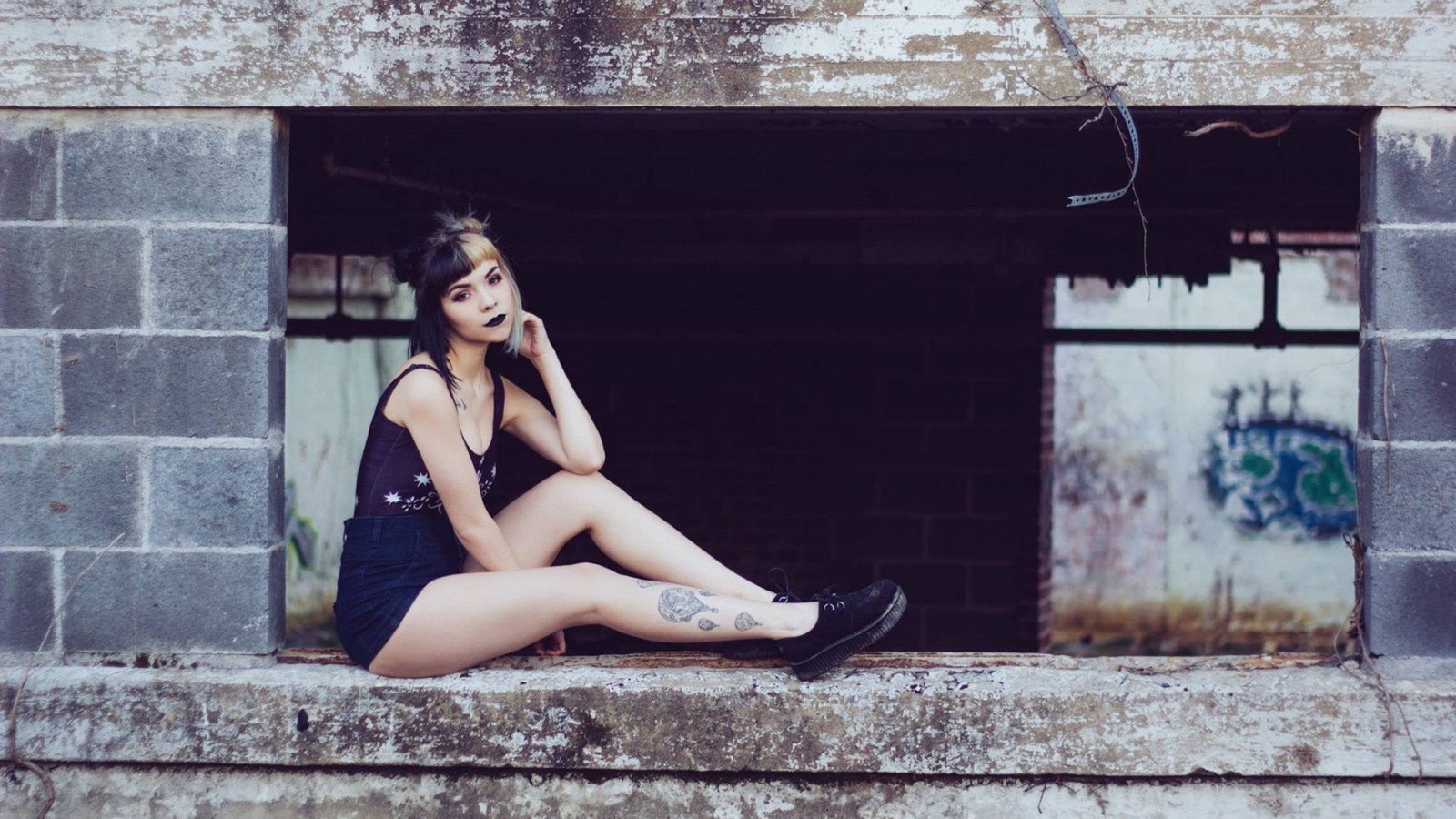 bianca, nero, donne all'aperto, donne, modello, capelli tinti, Luna Cera, seduta, fotografia, vestito, blu, moda, primavera, colore, ragazza, bellezza, signora, fotografia, Immagine, istantanea, posizioni umani, servizio fotografico