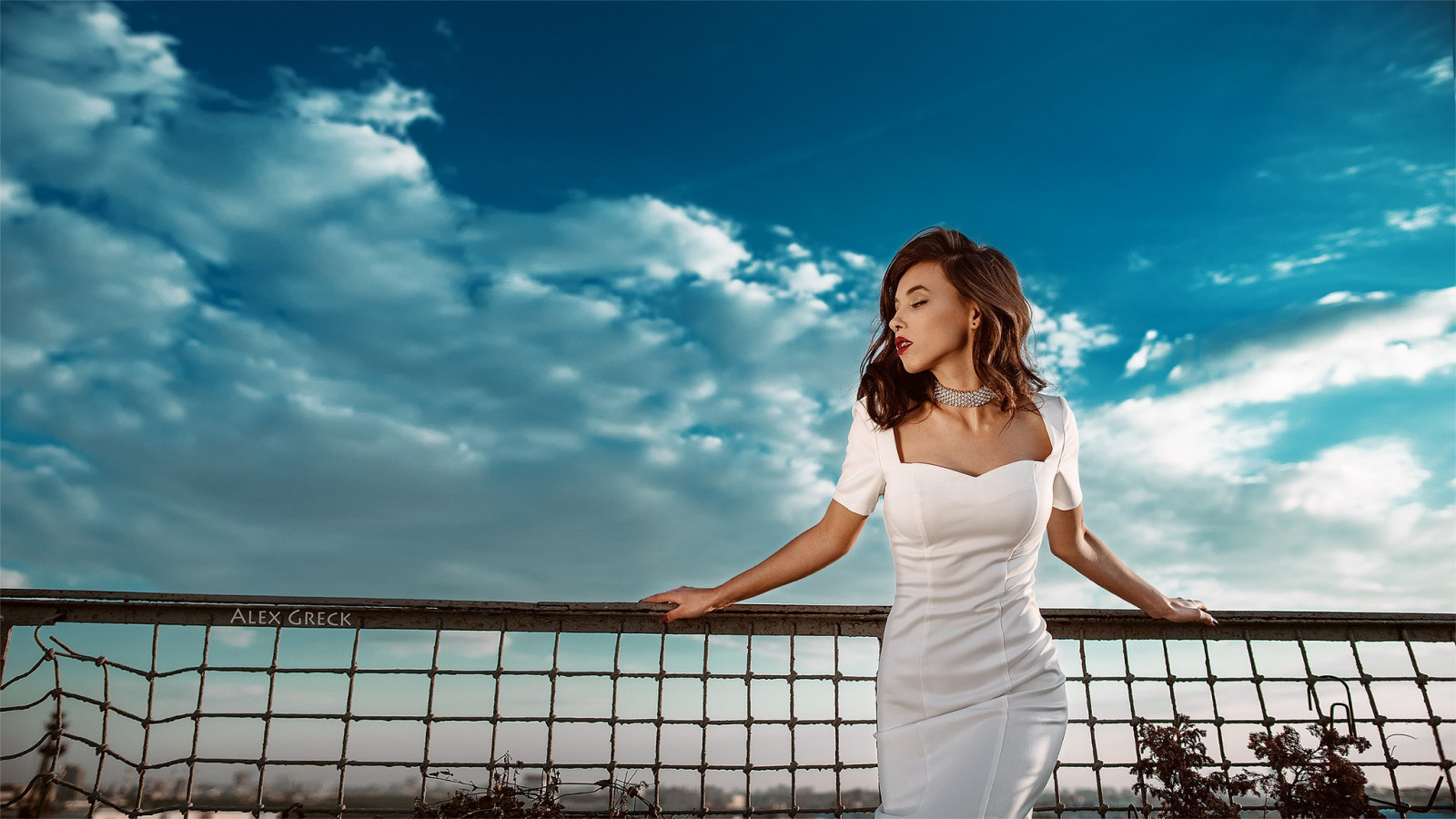 slunečnímu záření, ženy venku, ženy, model, bruneta, nebe, sedící, bílé šaty, fotografování, náhrdelník, šaty, červená rtěnka, modrý, propíchnout nos, Osoba, krása, žena, nevěsta, fotografie, portrétní fotografie, focení