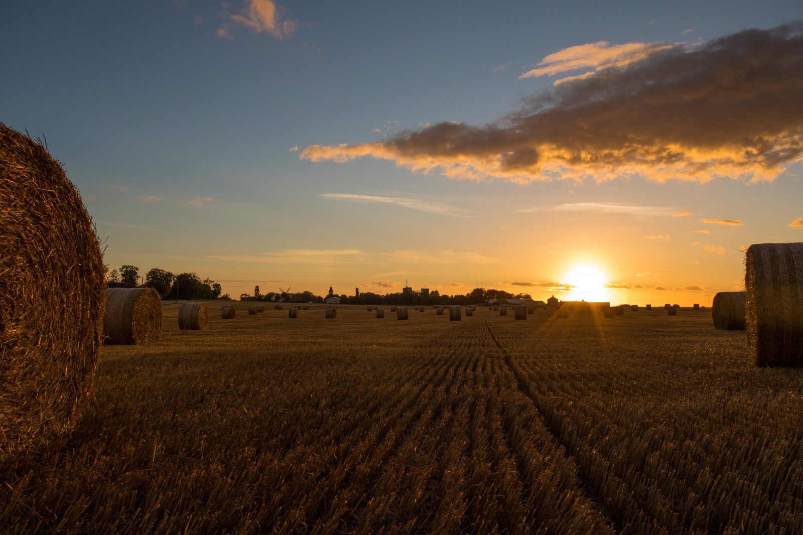 slunečnímu záření, krajina, západ slunce, kopec, nebe, pole, svítání, večer, ráno, slunce, horizont, soumrak, mrak, svítání, zlatá hodina, nebe, solnedg ng, moln, s dersl tt, landskap, exif modelu canoneos760d, geocountry, Kamera aby kánon, geocity, Model fotoaparátu canoneos760d, geostate, geolocation, EXIF čočka efs18200mmf3556is, exif aby kánon, EXIF isospeed 100, exif focallength 18mm, EXIF otvor 10, s dra od, halmrulle, gyllenetimmen, stéblo, rohlíky, strawrolls, zemědělství, prostý, prérie, oříznutí, venkov, tráva rodina