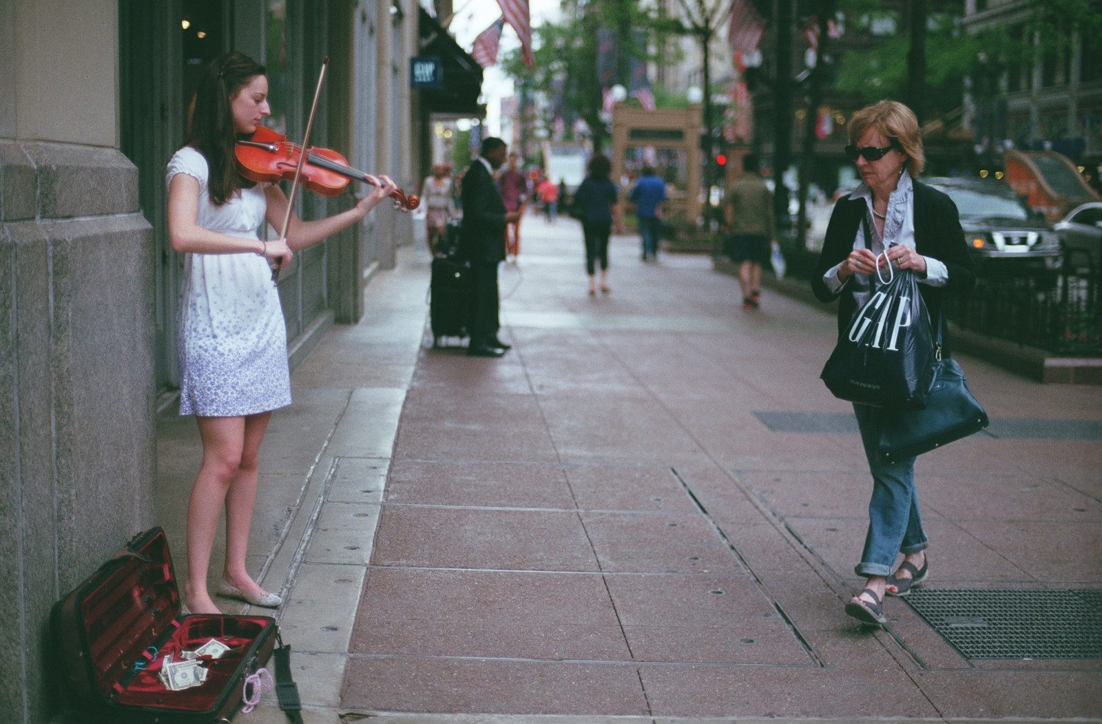 hudba, Chicago, 50mm, F14, housle, NIKKOR, streetmusic, Nikonfm2, kodak400