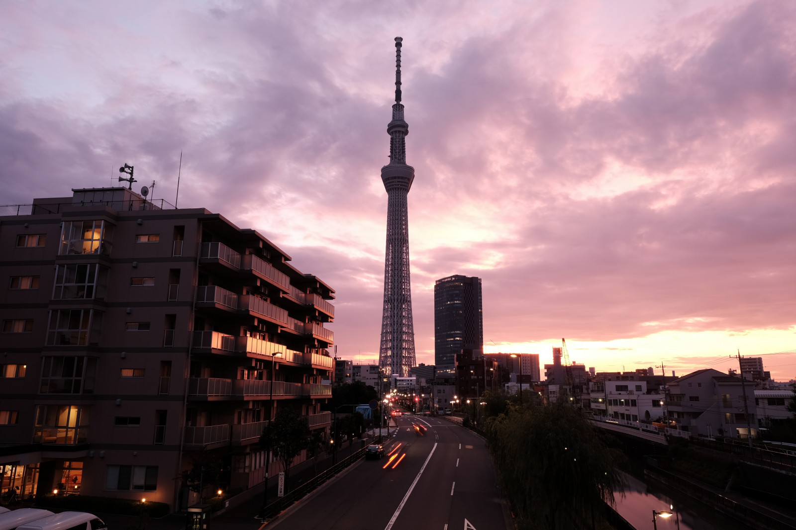 západ slunce, město, ulice, panoráma města, noc, nebe, silnice, panoráma, mrakodrap, večer, ráno, horizont, soumrak, metropole, Tokio, Fujifilm, infrastruktura, jp, Skytree, mrak, centrum, zakalený, svítání, fuji, tma, Fujinon, mezník, Tokyo Sky Tree, xf16mmf14rwr, xf16mm, urban area, Metropolitní oblast, lidské osídlení, panelový dům