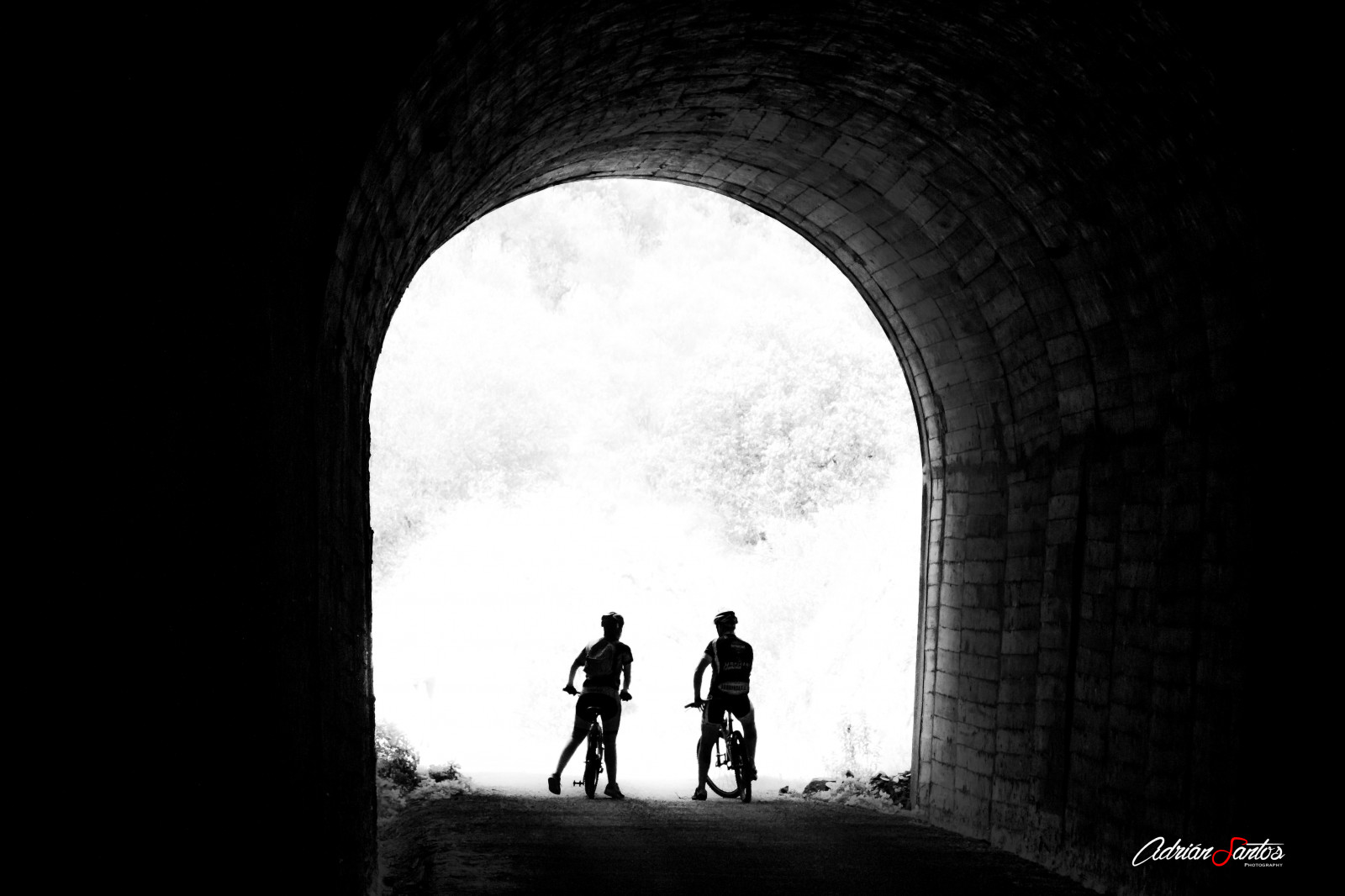 Beleuchtung, Kontrast, Menschen, schwarz, einfarbig, dunkel, Fotografie, Silhouette, Morgen, Kanon, Bogen, Tunnel, Pfad, Radfahren, innen, Route, Toledo, Infrastruktur, Licht, Schwarz und weiß, Tamron, Schatten, Zoom, Bw, Silhouetten, Fahrrad, Rand, Fahrräder, Dunkelheit, Canoneos, Canonphotography, Blancoynegro, Byn, Luz, Sombras, Siluetas, Schwarz und weiß, Monochrome fotografie, Bici, Tunel, Bikicleta, Castillalamancha, Simetria, Ciclismo, V averdedelajara, V averde, Calera, Caleraychozas