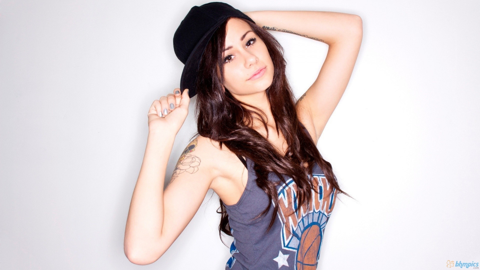 ženy, model, jednoduché pozadí, dlouhé vlasy, bruneta, brýle, čepice, fotografování, zpěvák, paže nahoru, černé vlasy, móda, vlasy, Osoba, oblečení, supermodelka, dívka, krása, noha, účes, portrétní fotografie, focení, hnědé vlasy, umění model, stehno