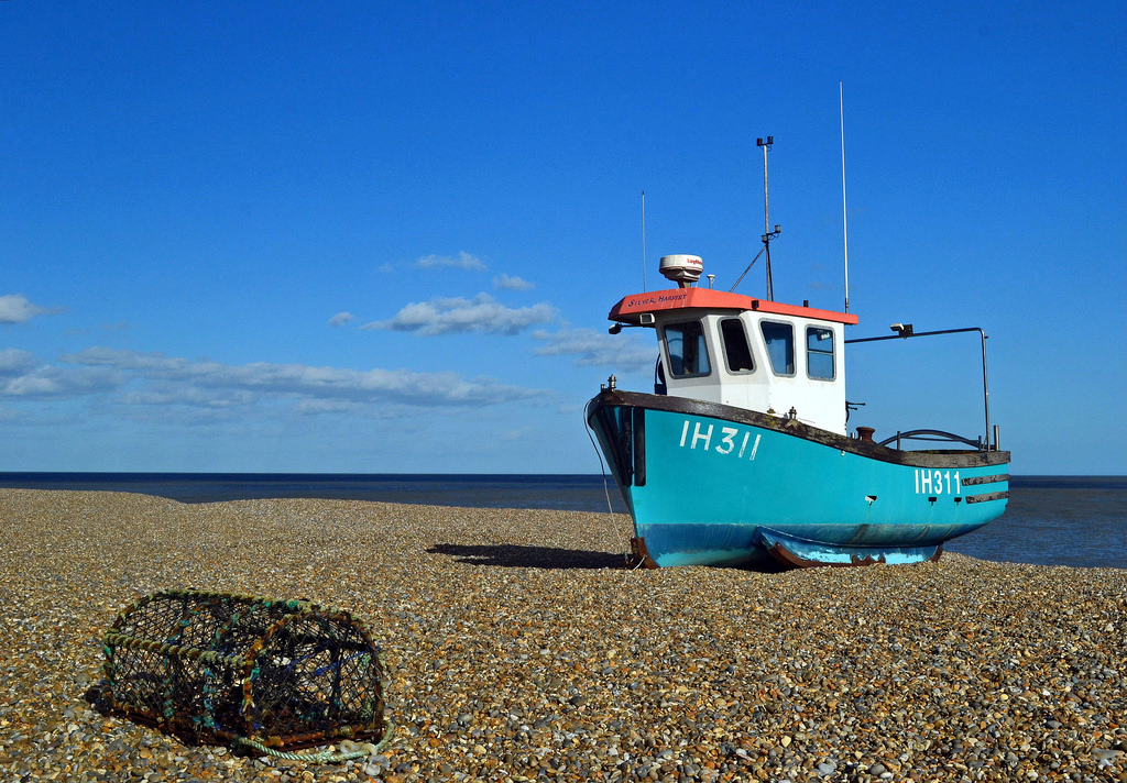 krajina, loď, moře, voda, pobřeží, písek, nebe, pláž, uklidnit, Cestovní ruch, modrý, pobřeží, horizont, 2015, rybolov, dovolená, Surfovat, Terén, východní, oceán, přímořská krajina, plavidlo, hrnec, humr, březen, anglia, tělo z vody, rybářské plavidlo, Suffolk, šindel, Aldeburgh, plant community, water transportation, coastal and oceanic landforms