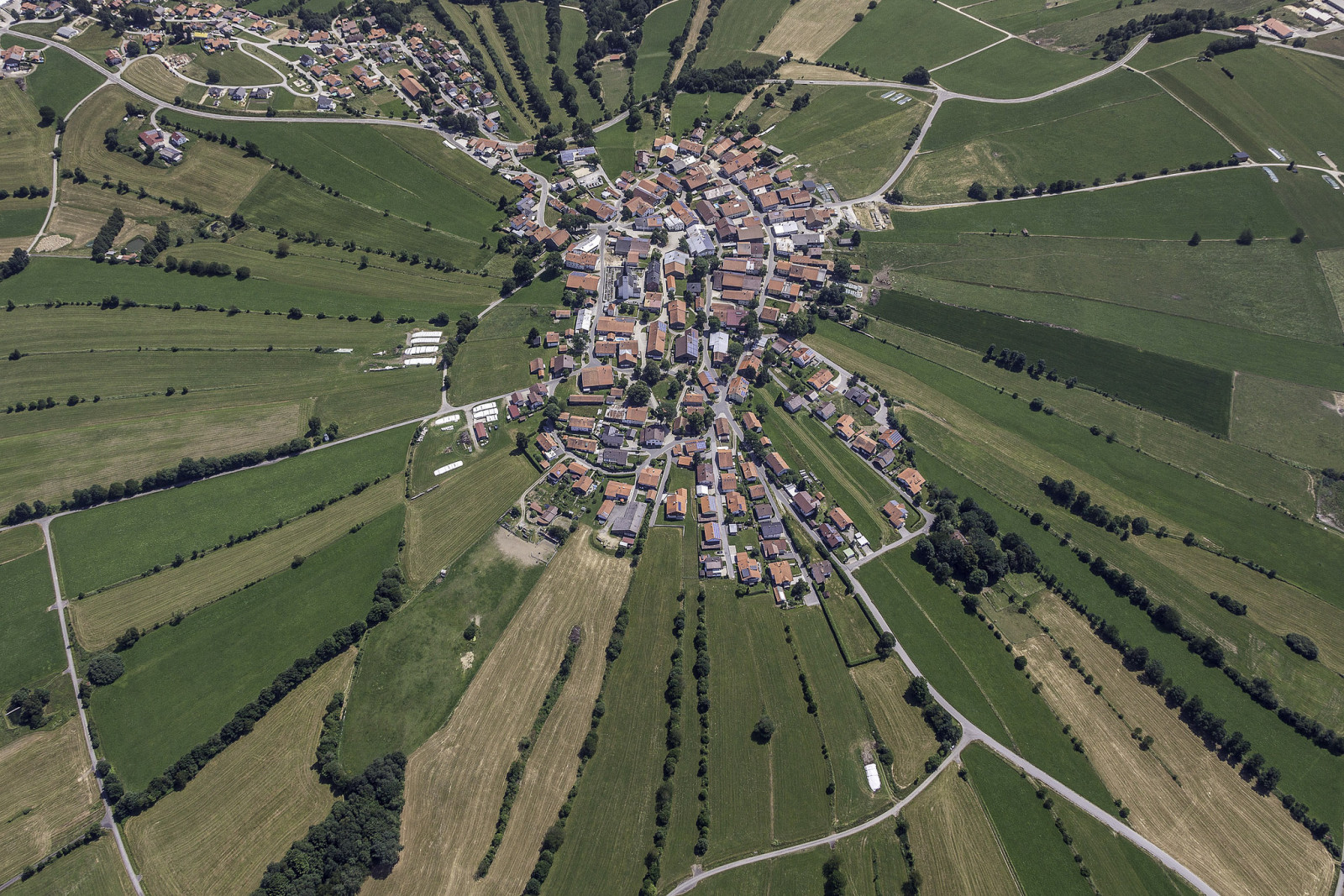 podle, Kreuzberg, krajina, Dorf, vesnice, landwirtschaft, letecký, zemědělství, Landschaft, DEU, Luftbild, Freyung, Luftaufnahme, Hecke, bayernbavaria, deutschlandgermany, Ndb, Kulturlandschaft, Frg, Heckenlandschaft, Agrarlandschaft, Flurform, Fotoklausleidorfwwwleidorfde, Flursystem, 07072015, 5d396560, Radialhufen, Freyunglkrfreyunggrafenau