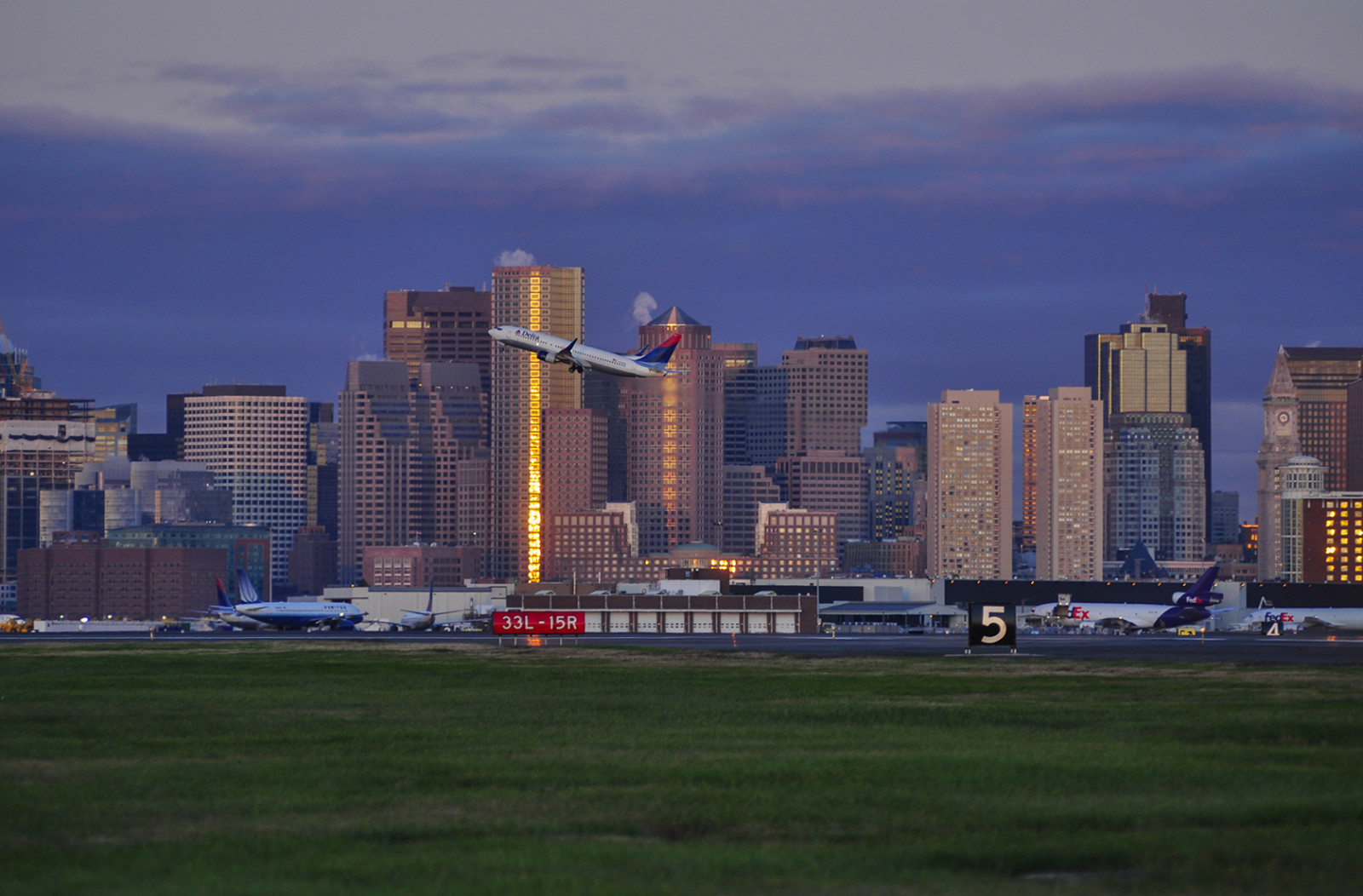 solnedgang, by, bybilledet, arkitektur, himmel, fly, skyline, skyskraber, aften, morgen, horisont, lufthavn, skumring, metropol, Boston, downtown, luftfart, milepæl, bos, byområde, atmosfære af jord, hovedstadsområde, menneskelig bosættelse, boligområde, geografisk funktion, højhus, flyselskaber, rudy, Chiarello, rudychiarello, kbos, boeing737800, passagerfly, bostonskyline, deltaairlines