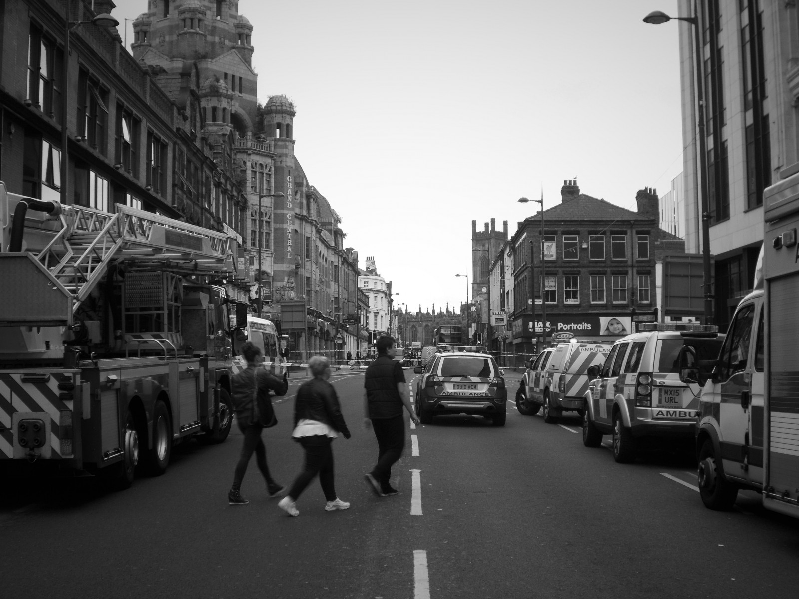 lidé, chůze, pomíjivý, streetscene, pouliční život, záchranná služba, hasičský automobil, hasičský vůz, panoráma města, centrum města, streetphotography, urbanphotography, urbanfragment, městský život, černobílý, Černý a bílý, tělesné, architektura, budovy, cityview, Procházka
