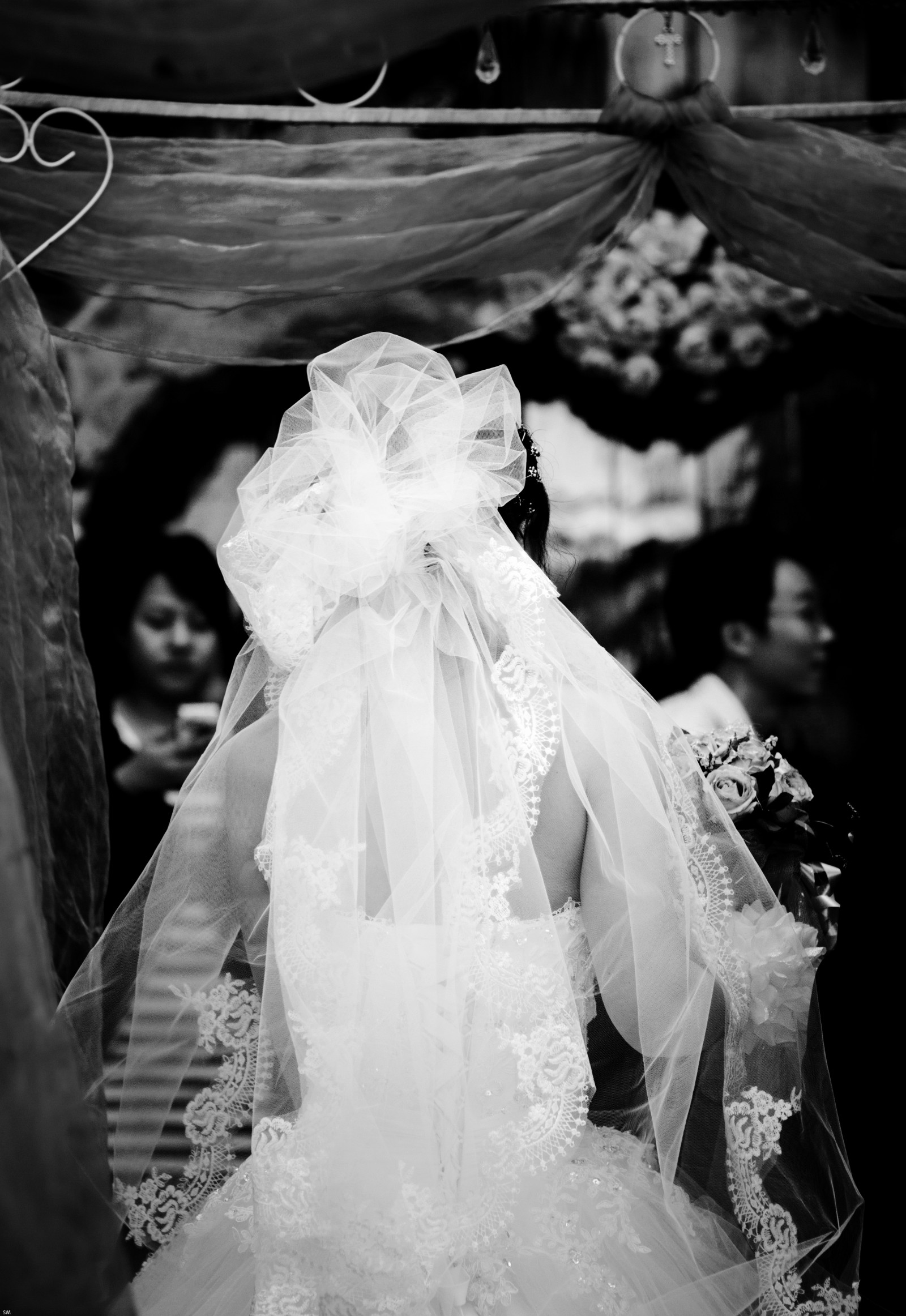 bianca, nero, donne, monocromo, città, fotografia, vestito, vita, vestito da sposa, fiore, bw, uomo, donna, nozze, sposa, fotografia, sposo, velo, toga, bianco e nero, fotografia in bianco e nero, cerimonia, vestiti da sposa, accessorio nuziale, velo da sposa