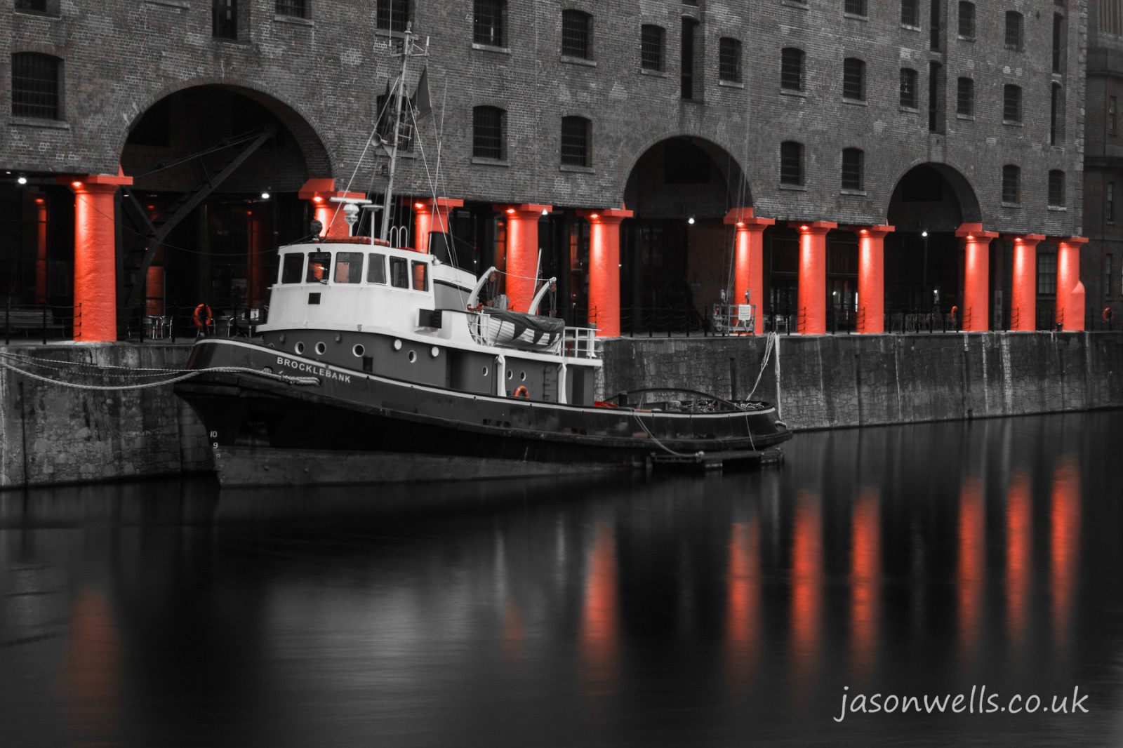 bílý, Černá, loď, okno, město, noc, architektura, voda, městský, budova, Červené, odraz, večer, Kánon, chata, dok, pilíř, metropole, Liverpool, Cihlový, nábřeží, rebel, longexposure, vibrující, jednobarevný, Černá bílá, dědictví, prsten, uNESCO, lano, tma, tahání, eos, bestcapturesaoi, selektivní, site, 550D, selectivecolour, doky, T2i, vodní, unescoworldheritagesite, plovák, Merseyside, albertdock, jasonwells, wellsie82, wwwjasonwellscouk, jasonwellscouk, gettyimagesartistpicks, lifering, Colourpop, Barevné využití, water transportation