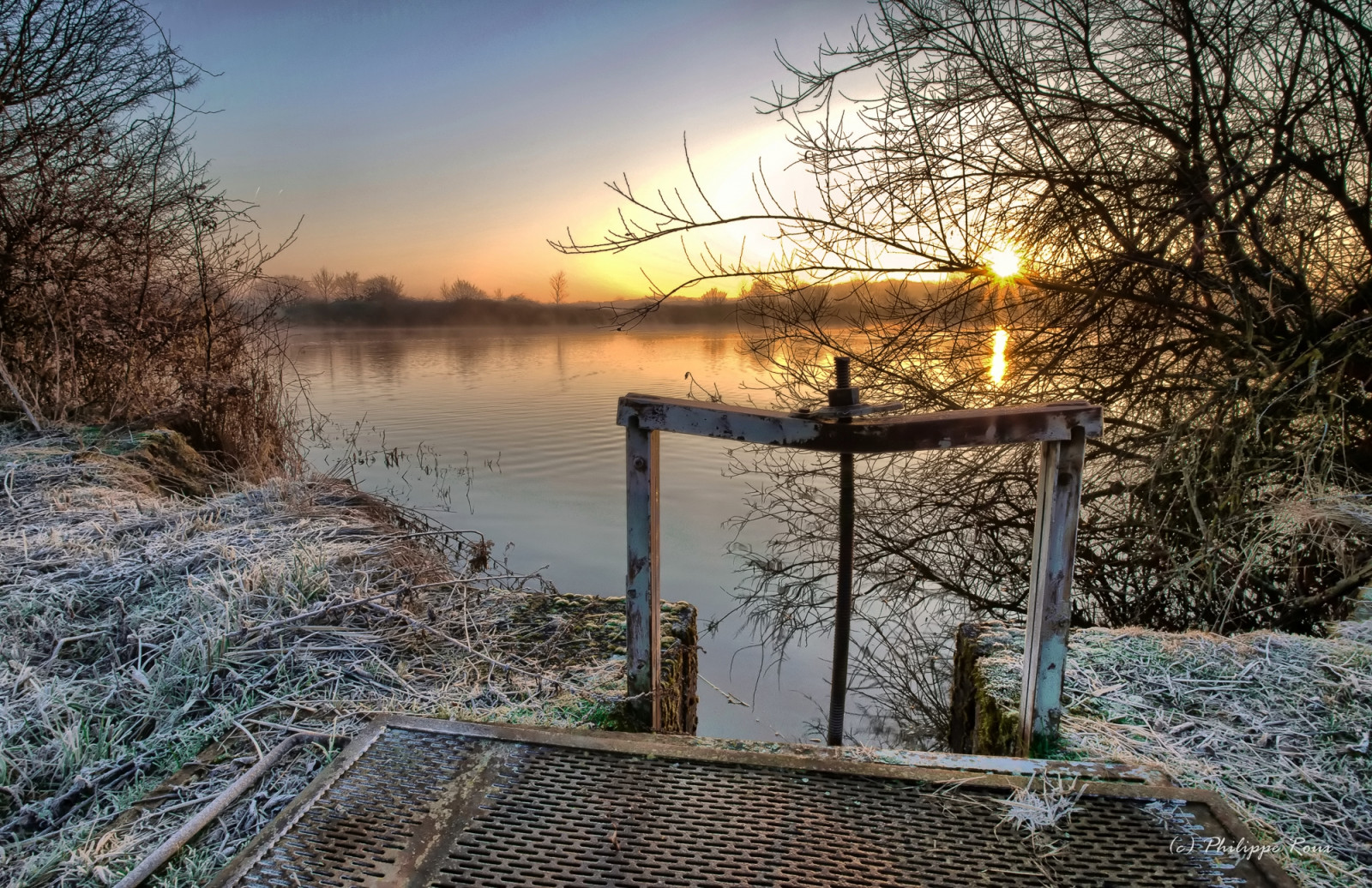 Sonnenlicht, Landschaft, Sonnenuntergang, See, Wasser, Betrachtung, Himmel, Schnee, Winter, Ast, Sonnenaufgang, Abend, Morgen, Frost, Fluss, Frankreich, Bank, Einfrieren, Feuchtgebiet, Wolke, Baum, Dämmerung, Pflanze, Waterscape, Fuji, Hebeldesoleil, Soleil, Hiver, Etang, Eau, Givre, 1024mm, Wasserweg, Xm1, Dombes, Rhonealpes, du
