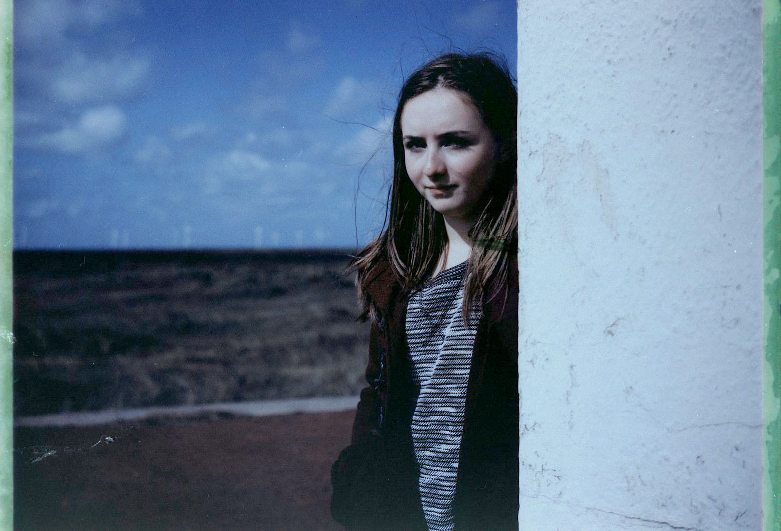 modello, ritratto, capelli lunghi, acqua, cielo, fotografia, blu, capelli neri, Candeggiare, Polaroid, ragazza, bellezza, Sorriso, divertimento, fotografia, fuji, 250, peelapart, 100packfilm, fotografia di ritratto, servizio fotografico, fp100c, Great Yarmouth, landcamera, instantphotography, Negativescan, flash photography