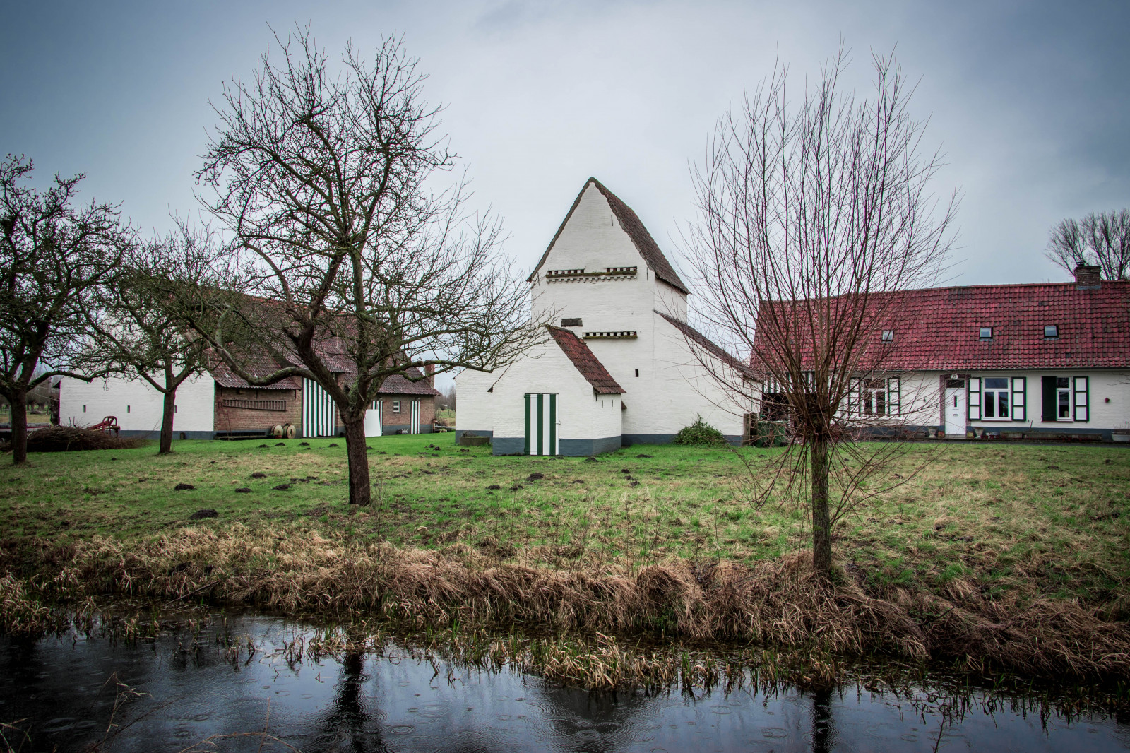 stromy, krajina, architektura, voda, Příroda, budova, odraz, tráva, nebe, zima, Dům, vesnice, hospodařit, Kánon, stodola, Evropa, kostel, Belgie, jaro, orientální, chalupa, Europa, majetek, mrak, strom, označit, ii, rostlina, budovy, cielo, naturaleza, arboles, agua, historický, domů, eos, 7d, fasáda, arquitectura, belgie, Vlaanderen, statek, venkov, dřevina, nemovitost, EDIFICIOS, Flanders, oostvlaanderen, pueblo, Granja, Flandes, Gent, historico, Belgica, zámek, eastflanders, Mariakerke