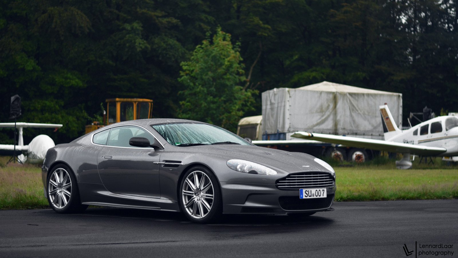 nero, sport, auto, veicolo, pioggia, strada, fotografia, supercar, Germania, Marrone, grigio, Nikon, bagnato, DBS, Britannico, auto sportiva, messa a punto, Aston Martin DBS, auto d'epoca, coupe, macchina di spettacolo, 007, evento, Aston Martin DB9, Berlina, Aston Martin Vanquish, campo di aviazione, Aston Martin Vantage, 2014, Legame, 500, NIKKOR, 50 millimetri, giorno, 18, piovoso, ruota, super, cerchione, aston, balestruccio, supercar, S, david, D5100, James, db, auto sportiva, Lennard, Laar, lennardlaar, AstonMartin, SCC, Meinerzhagen, scc500, db9, veicoli terrestri, design automobilistico, veicolo di lusso, auto di famiglia, auto di lusso personali, city ​​car, vettura di medie dimensioni, Aston Martin DBS V12, aston martin V8 Vantage 2005, Aston Martin Virage, Aston Martin V8, Aston Martin Rapide, jb, fabbricante, Britain, Oo7, automotive wheel system