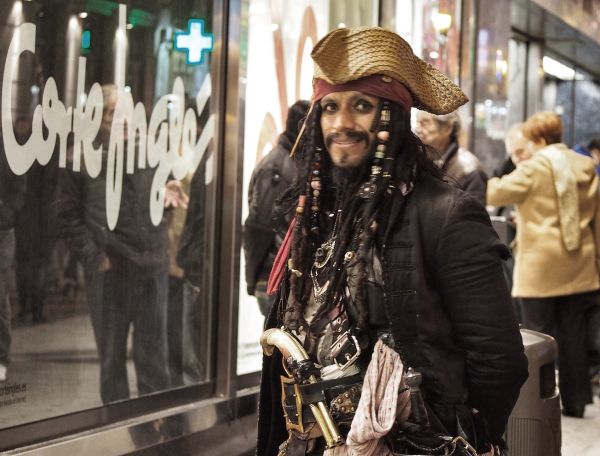 Madrid,street,man,night,color,costume