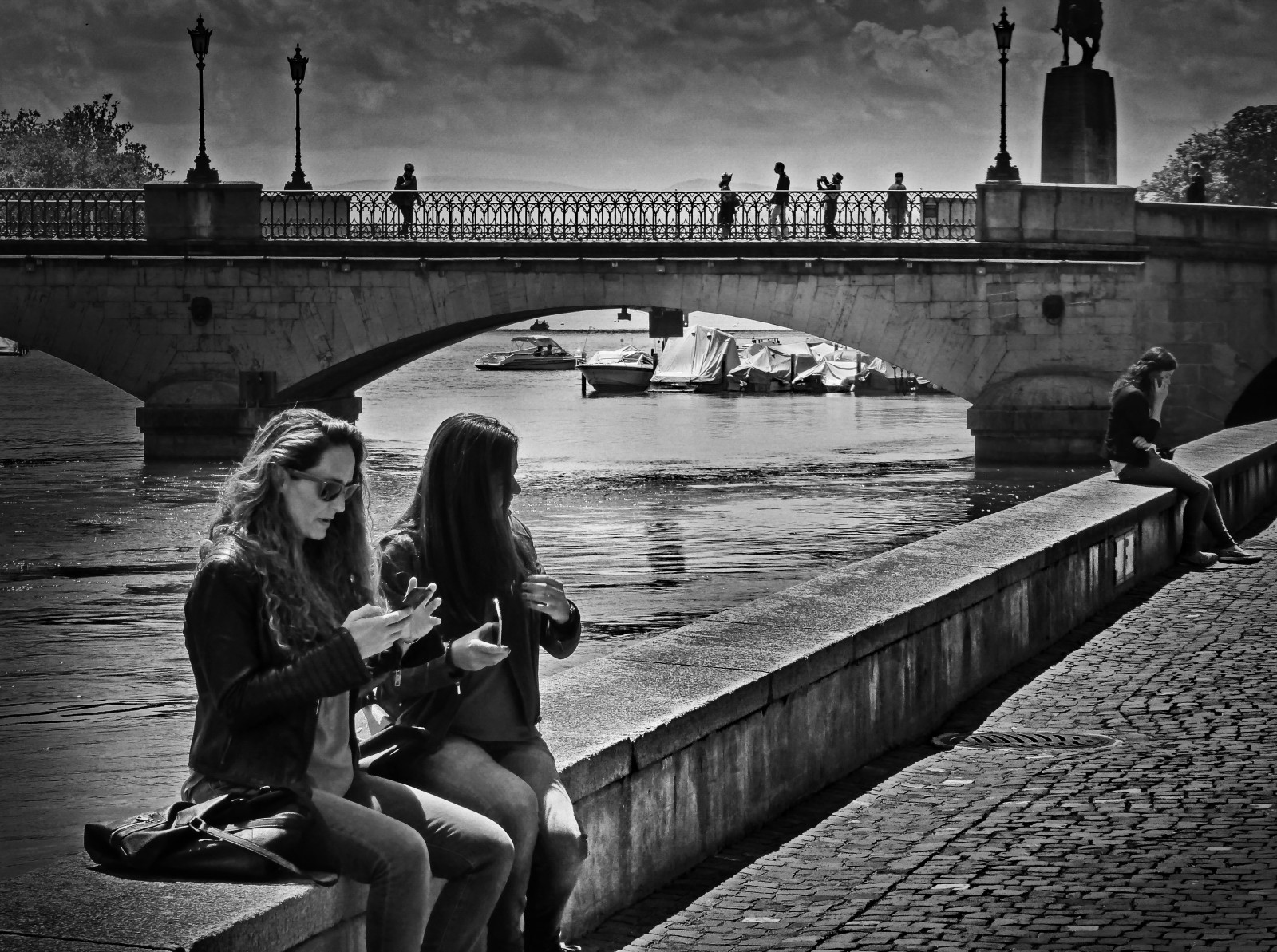 mennesker, sort, monokrom, fotografering, silhuet, bro, telefon, Zürich, rejse, bw, sort hvid, refleksioner, fotografi, mørke, SW, schweiz, reise, sort og hvid, monokrom fotografering, film noir, praktisk, Limmat, Brucke, christikren, m nsterbr CKE