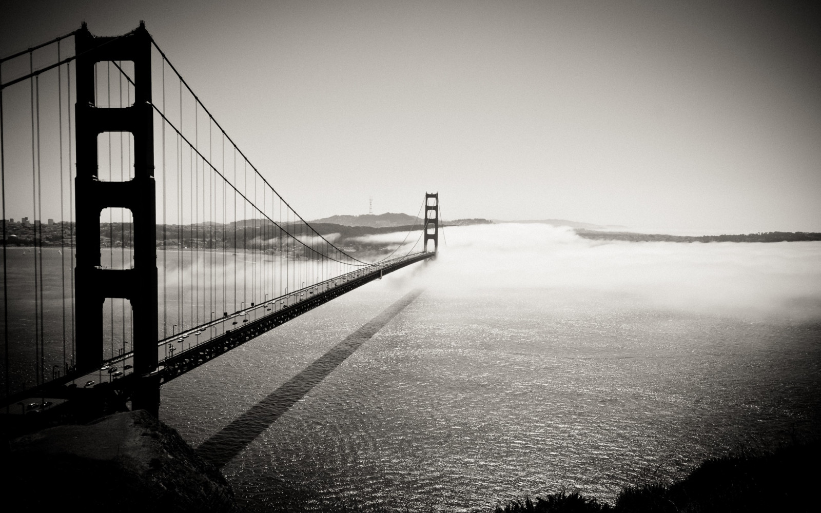 slunečnímu záření, bílý, černobílý, moře, voda, odraz, sníh, zima, svítání, večer, ráno, mlha, most, San Francisco, horizont, Golden Gate Bridge, soumrak, světlo, mlha, počasí, svítání, tvar, čára, tma, atmosférický jev, Černý a bílý, monochromatické fotografování