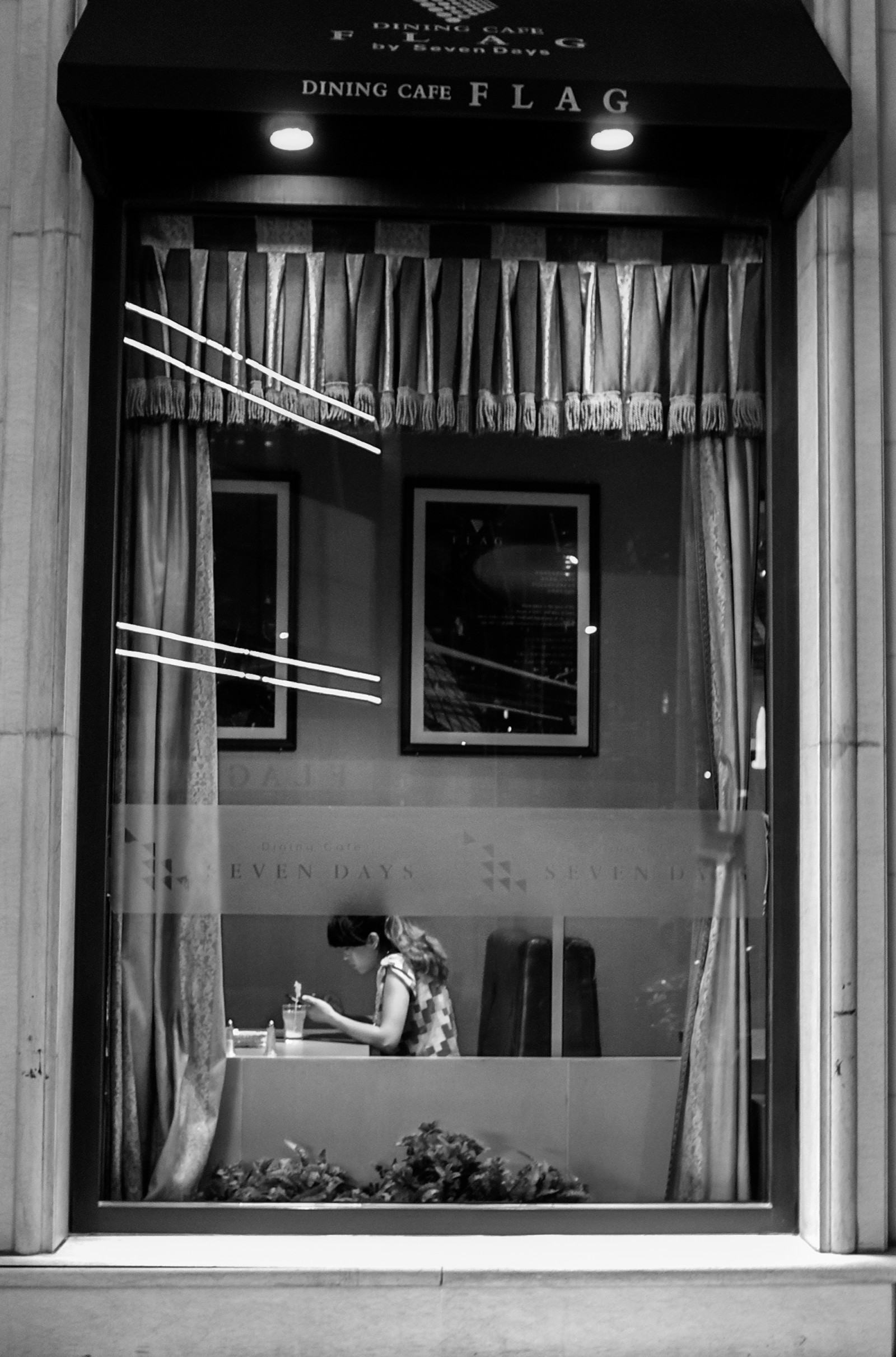 Weiß, schwarz, einfarbig, Fenster, Stadt, Straße, die Architektur, Fotografie, Haus, Innenarchitektur, Licht, Geschichten, Beleuchtung, gestalten, Foto, Zuhause, Schwarz und weiß, Monochrome fotografie