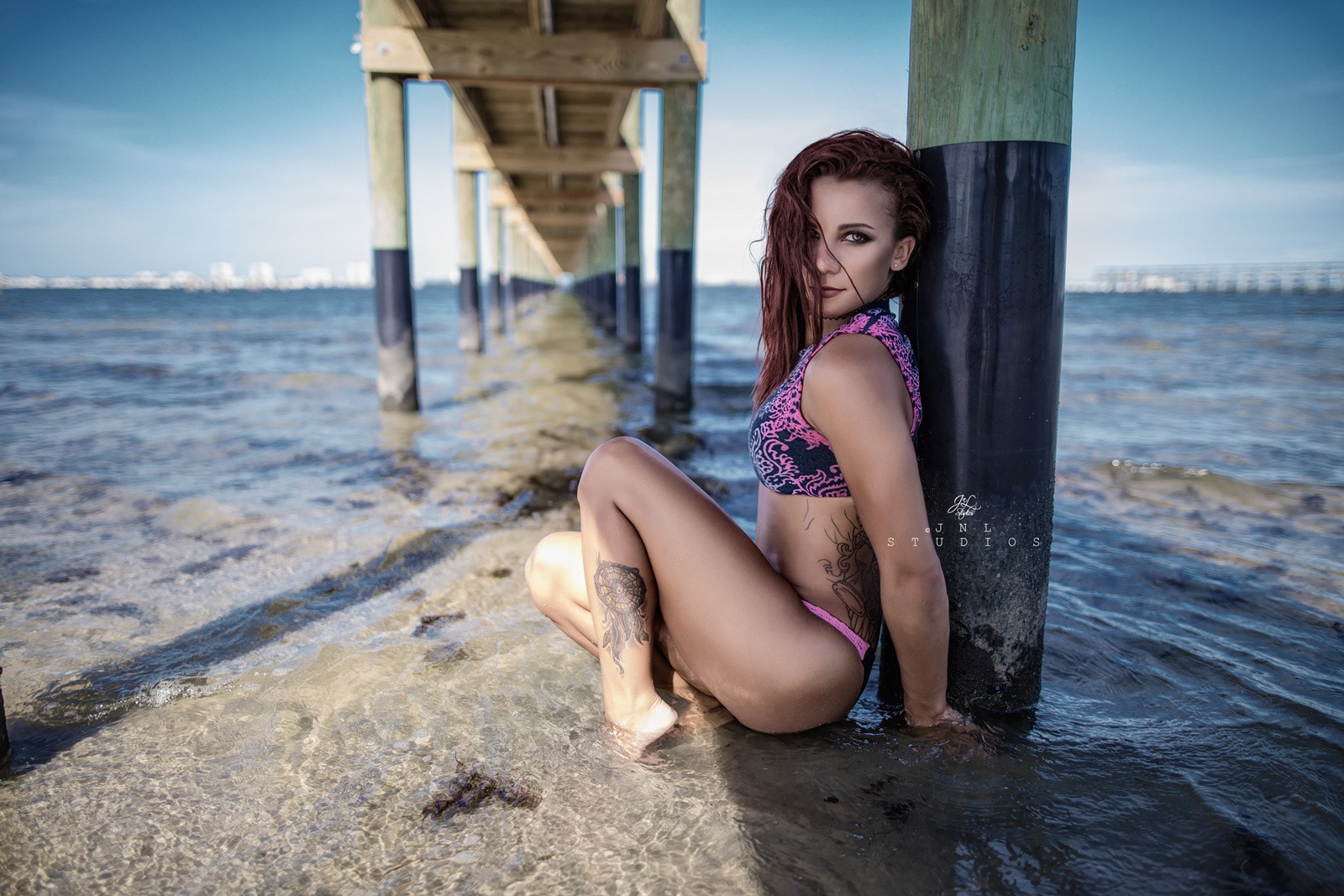 ženy, model, moře, bruneta, sedící, fotografování, pláž, šaty, tetování, modrý, móda, bikiny, molo, jaro, Osoba, plavky, oblečení, dovolená, romantika, dívka, krása, sezóna, žena, dáma, noha, fotografie, obraz, lidských pozice, portrétní fotografie, focení, umění model, Lidské tělo