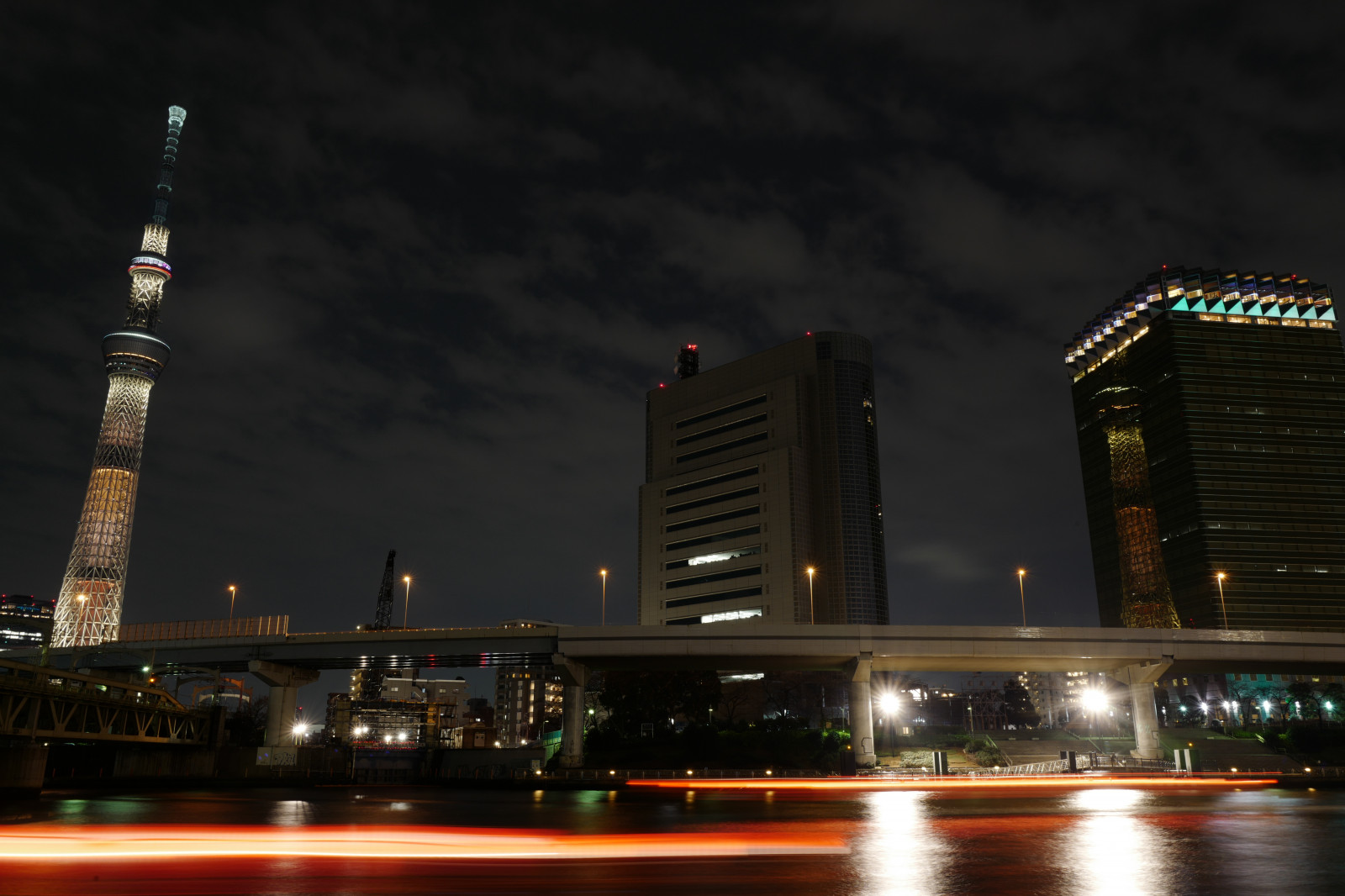 Japonsko, město, panoráma města, noc, architektura, odraz, panoráma, mrakodrap, večer, věž, soumrak, Leica, metropole, Tokio, jp, Skytree, světlo, centrum, osvětlené, osvětlení, tma, mezník, Tokyo Sky Tree, summilux, leicaq, summilux1728, q, 1728, brownchocolat, urban area, Metropolitní oblast, lidské osídlení