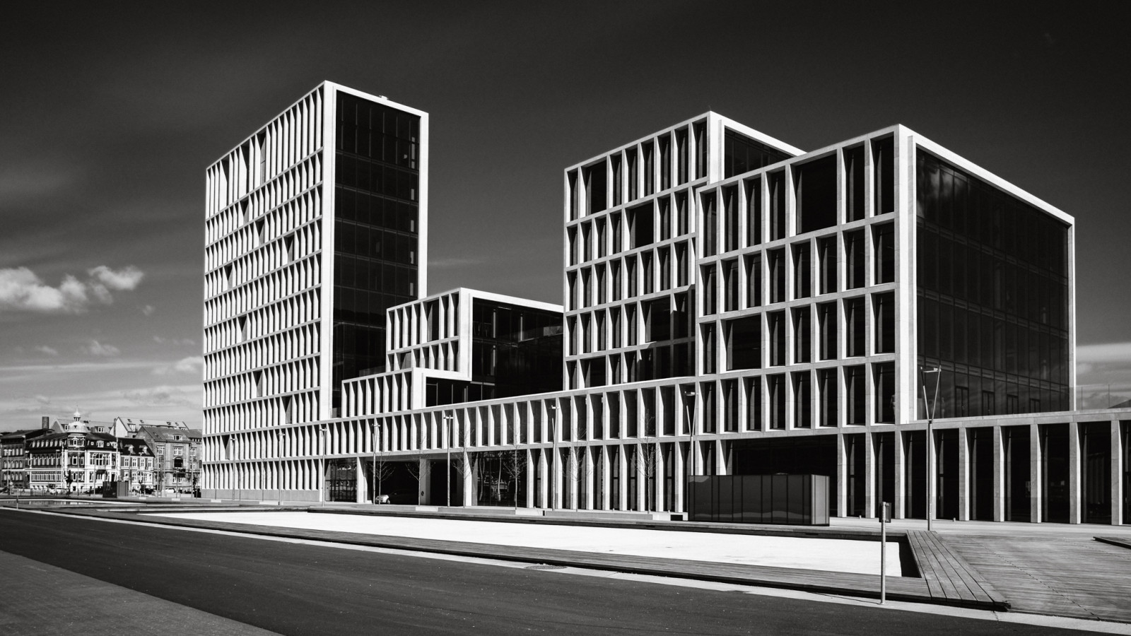 černobílý, architektura, budova, nebe, symetrie, Dánsko, metropole, struktura, Aarhus, úhel, architektura, Danmark, dk, byt, kondominium, fasáda, hlavní sídlo, Černý a bílý, monochromatické fotografování, Metropolitní oblast, obytný prostor, panelový dům, smíšené využití, komerční budovy, centraldenmarkregion, brutalismus, nadmořská výška, ředitelství firmy