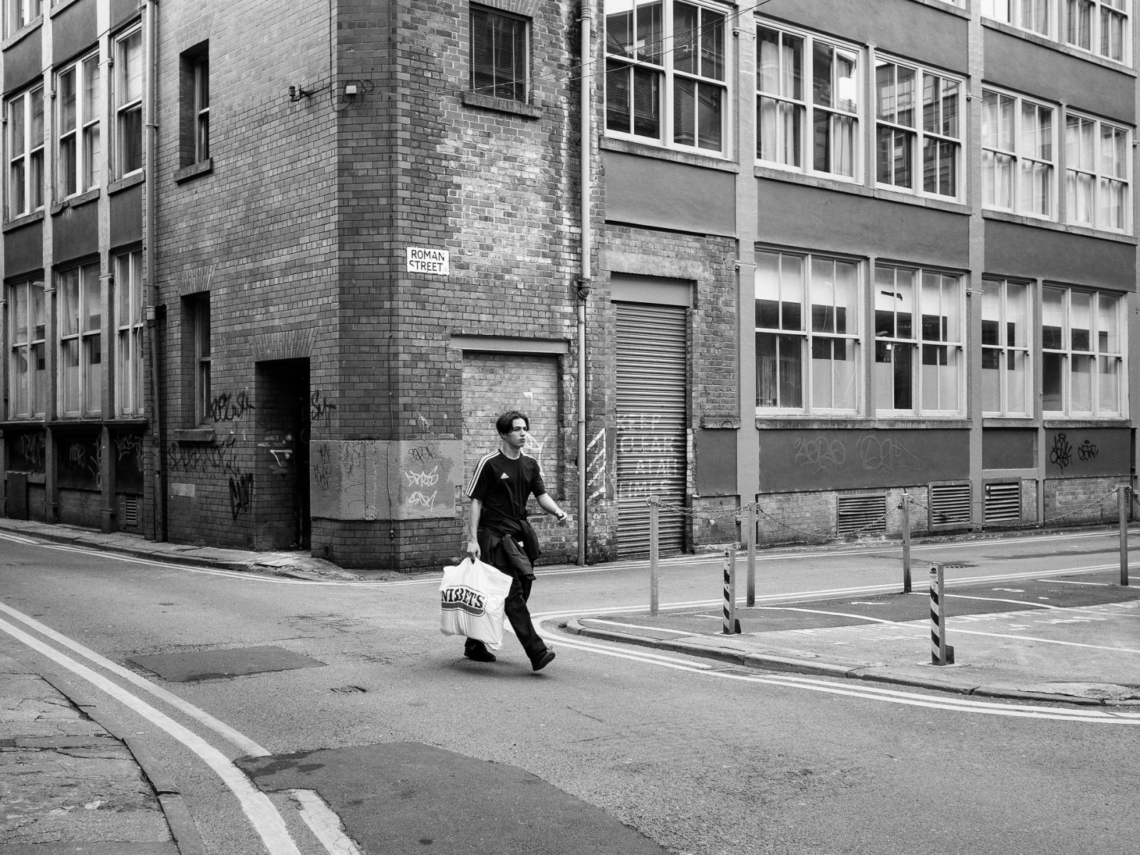 Manchester, Borsa, finestra, Regno Unito, angolo, graffiti, lunaphoto, otturatore, Candido, UK, M43, bw, backstreets, parete, noiretblanc, persone, facciata, olympuspenf, niksilverefex, a passeggio, doubleyellowlines, urbano, urbanarte, monocromo, uomo, bitta, MicroFourThirds, streetphotography, città, portone, segno, bianco e nero, architettura, peterbartlett