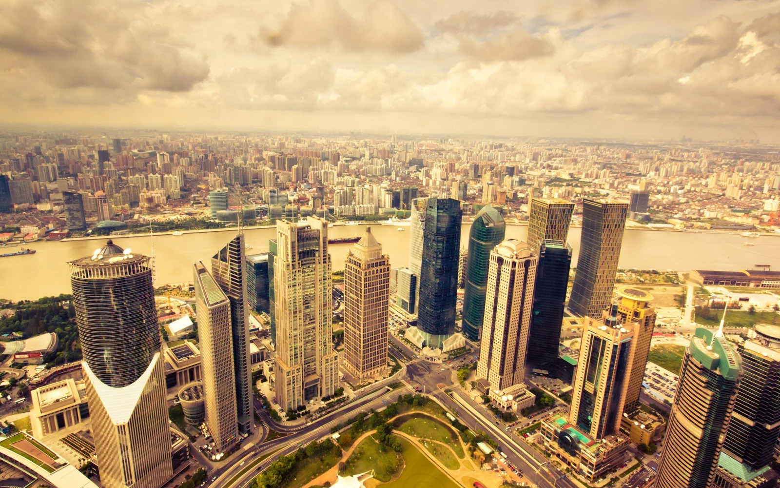 ciudad, Paisaje urbano, edificio, fotografía, Nubes, horizonte, rascacielos, torre, horizonte, panorama, vista panorámica, metrópoli, centro de la ciudad, punto de referencia, 2560x1600 px, área urbana, área metropolitana, Asentamiento humano, barrio, Barrio residencial, bloque de pisos, fotografía aérea