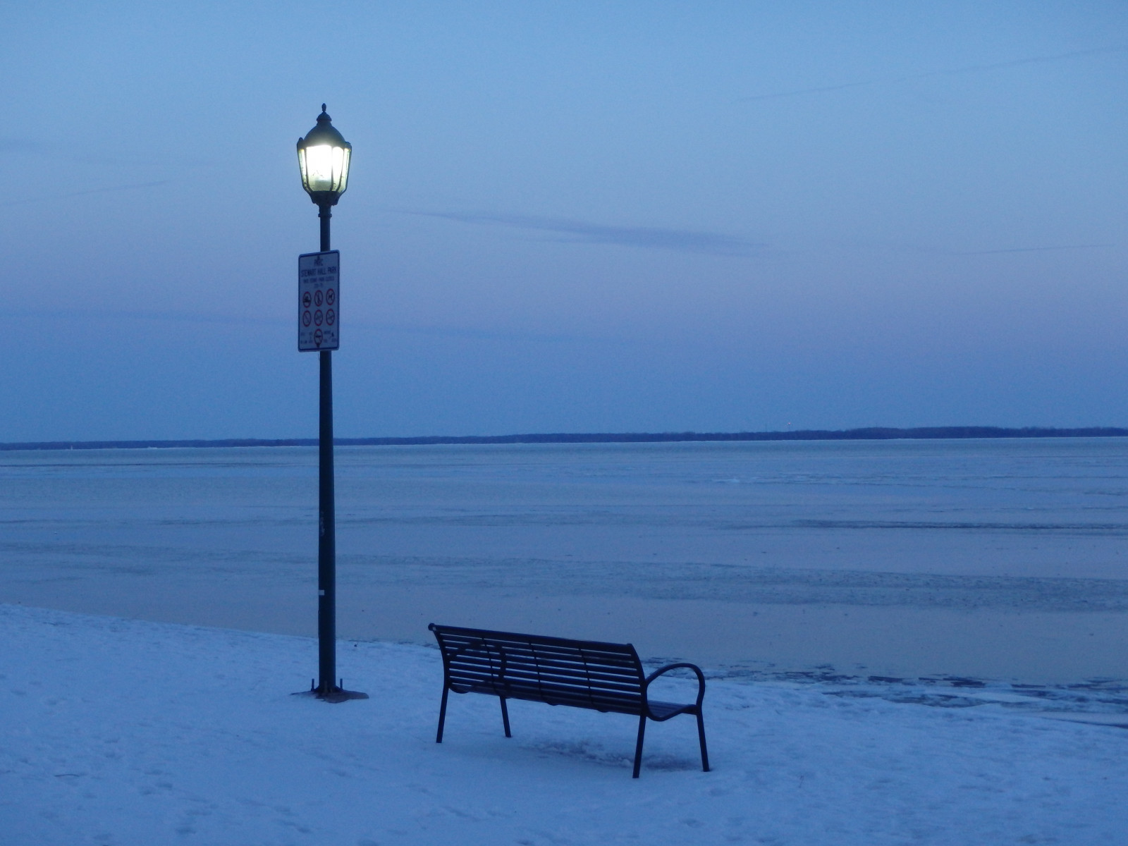 pouliční osvětlení, moře, voda, pobřeží, nebe, sníh, zima, uklidnit, led, Studený, lavice, svítilna, horizont, zmrazení, oceán, osvětlení, frozenlake, svítidlo, lampost, Lakeshore, lonelybench, Jezera, Snowscenes, Westisland, Icylake, Stuarthall, Lakestlouis, Lacstlouis, Iceandsnow, Westislandofmontreal, Montreaslqc