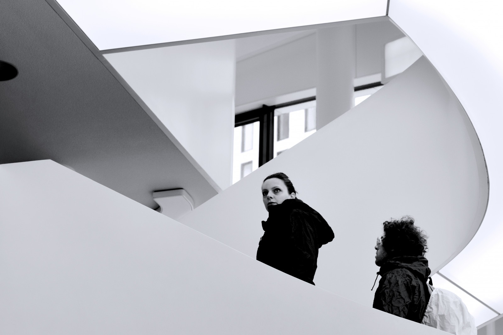 lidé, černobílý, město, architektura, Dům, Sony, schodiště, schody, Berlín, úhel, ctižádost, Černý a bílý, design, carlzeiss, Schwarzweiss, Stadt, Leute, Treppen, Černý a bílý, denní osvětlení, nahoru, aufw rts, planart1485, Treppenhaus, Otto Bock, Sciencecenter, Ehrgeiz, Horolezectví, Sltav99v, Nostaircasetoheaven, product design